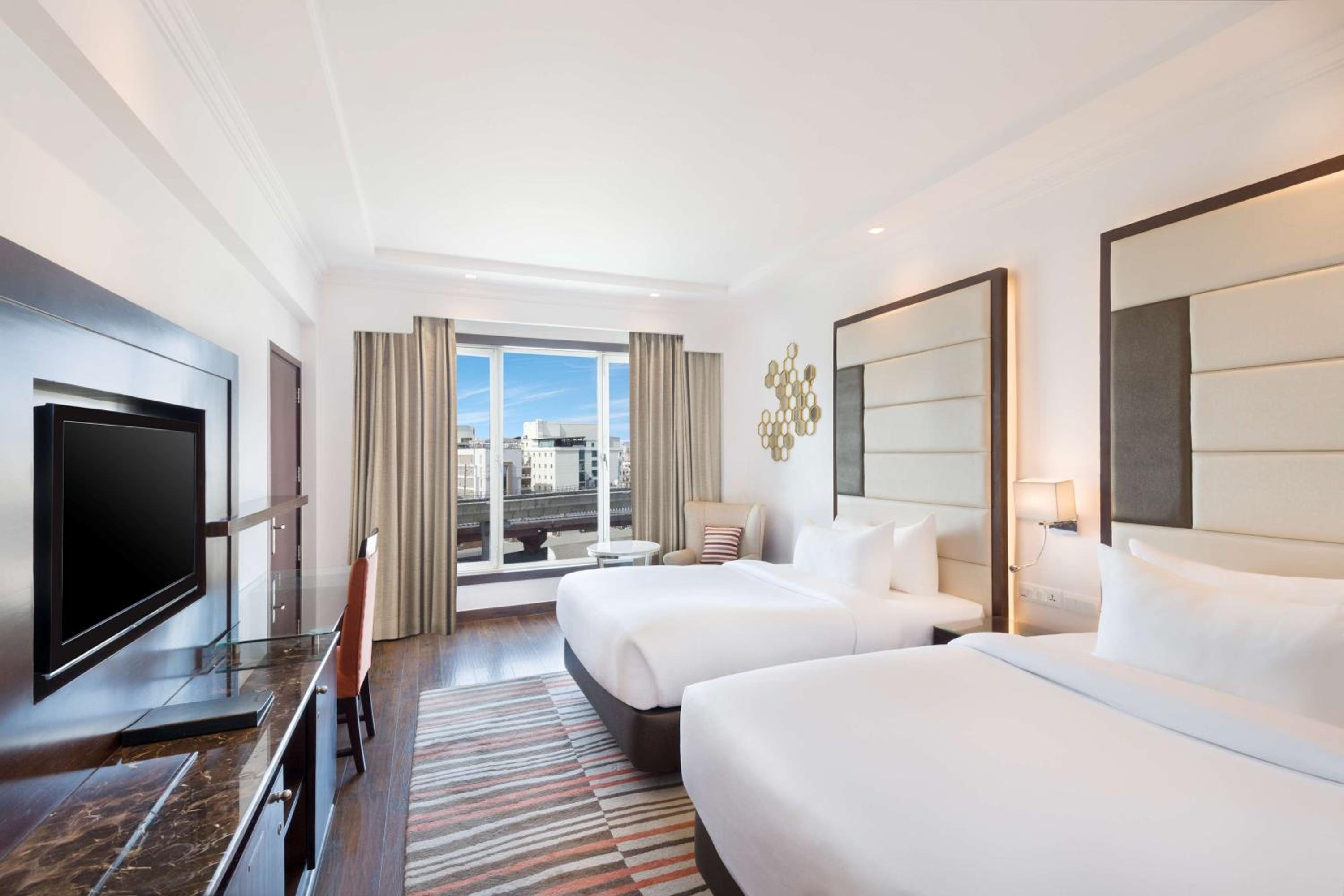 Superior Double Room: (Enjoy Happy Hours 1+1 offer on Beverages 12 PM-6 PM (Except Dragon House), 10% off on Spa and Laundry service, INR 500 credit on dinner buffet at Mosaic Restaurant) - Photo 6