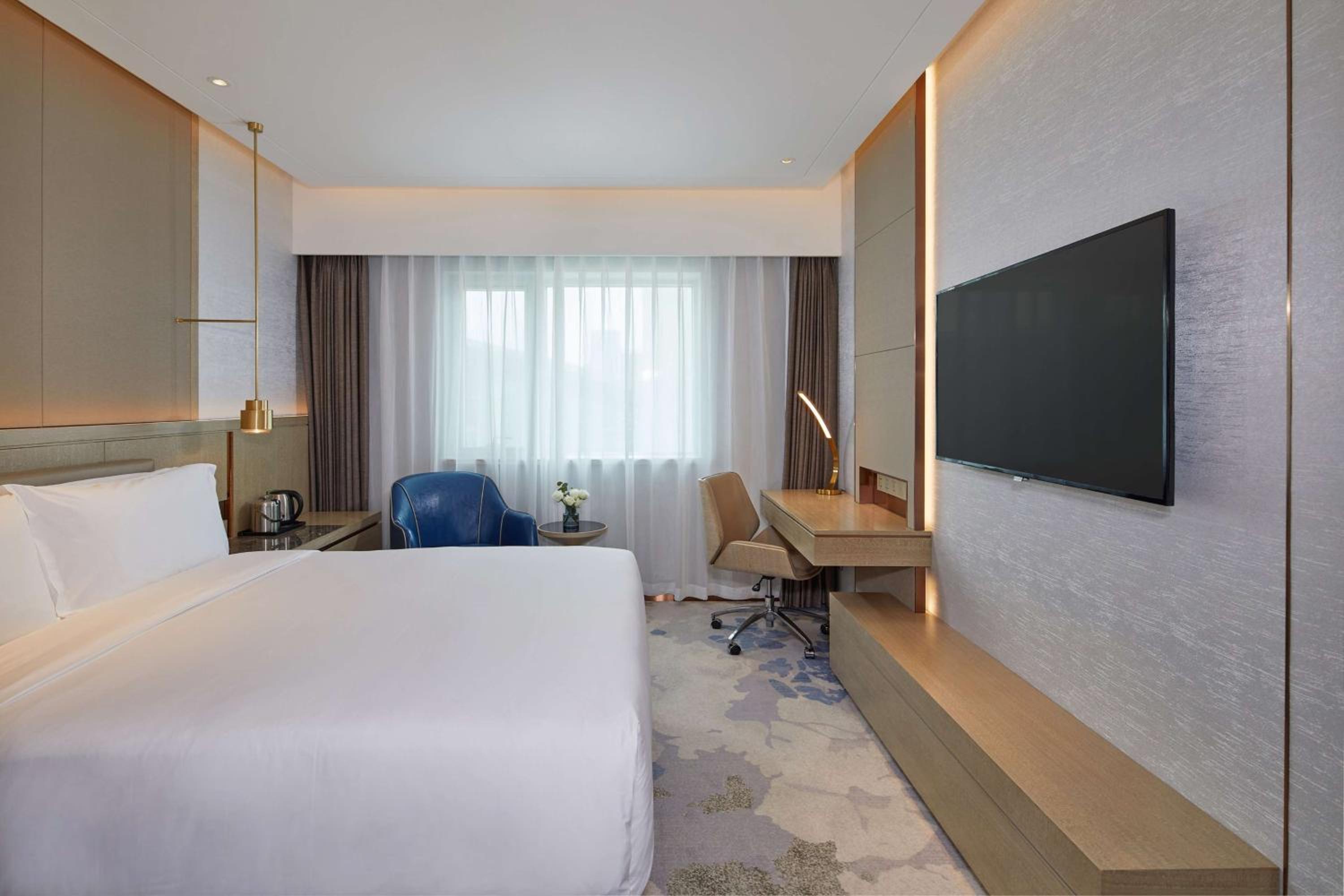 Business Room(Only 'Four Seasons' and 'Cafe 25' offer 30% discount)  photo 1
