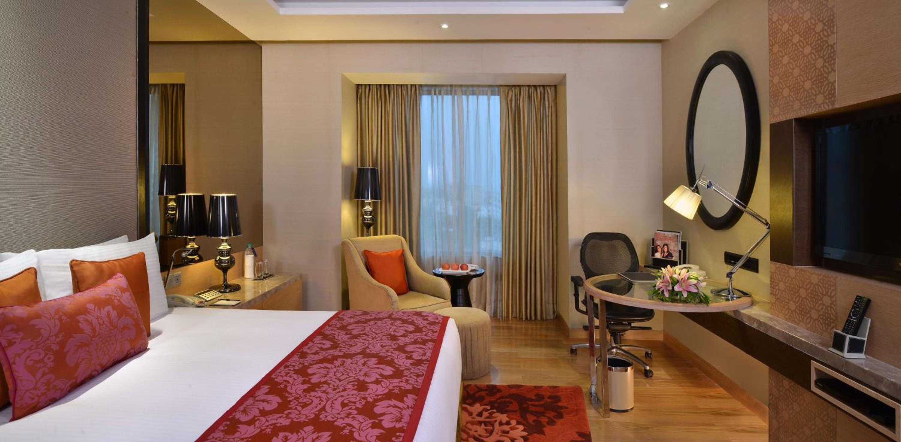 Business Double or Twin Room with Bathtub  - Non Smoking Room with 02 beer or 02 Pegs(IMFL) or 02 Mocktails and 02 pcs laundry, , Complimentary INR 500 Hotel Credit redeemable on Food & Soft Beverages, 50% off on Mini Bar photo 1