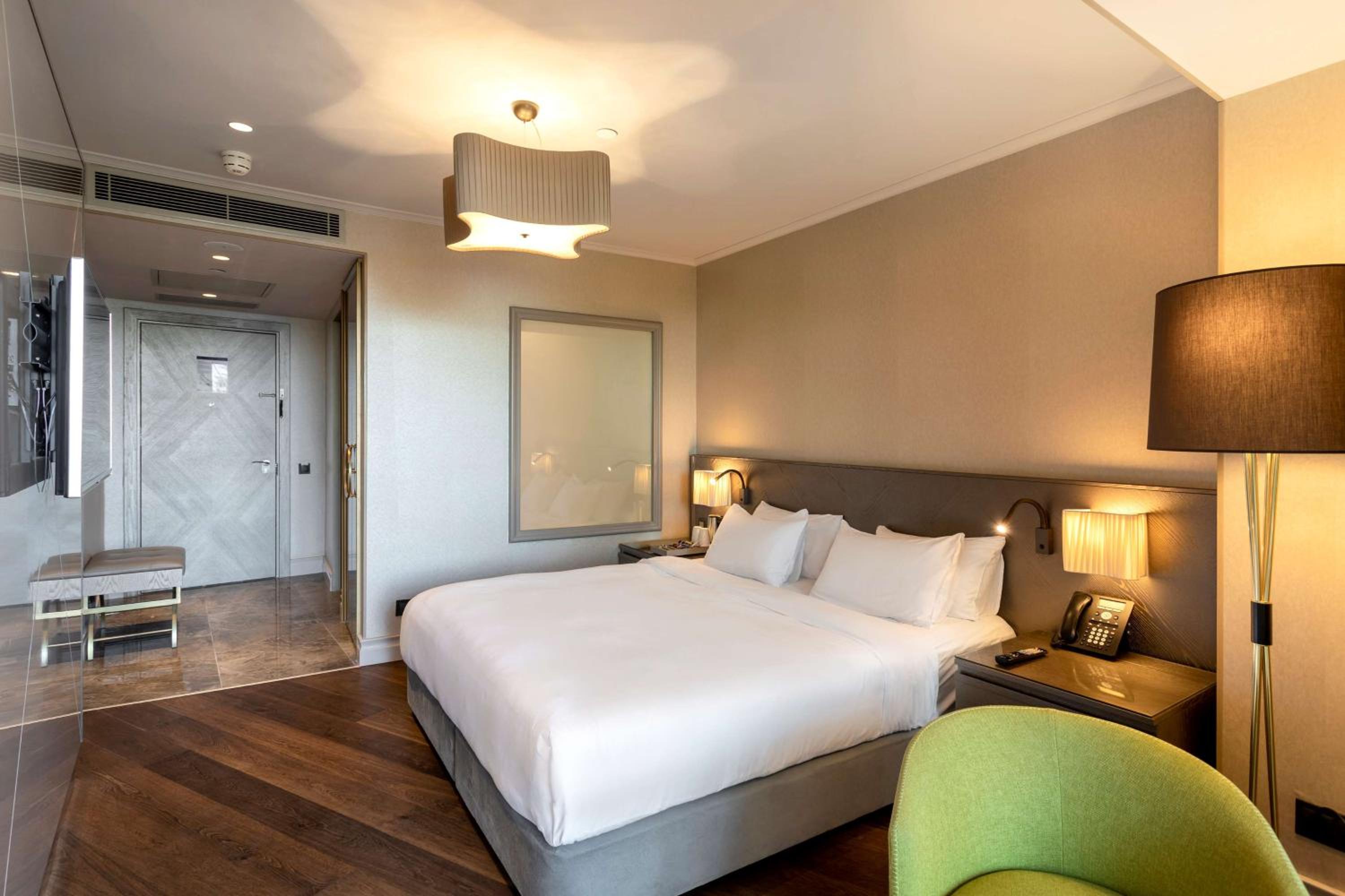 Standard Room with Balcony thumbnail 5