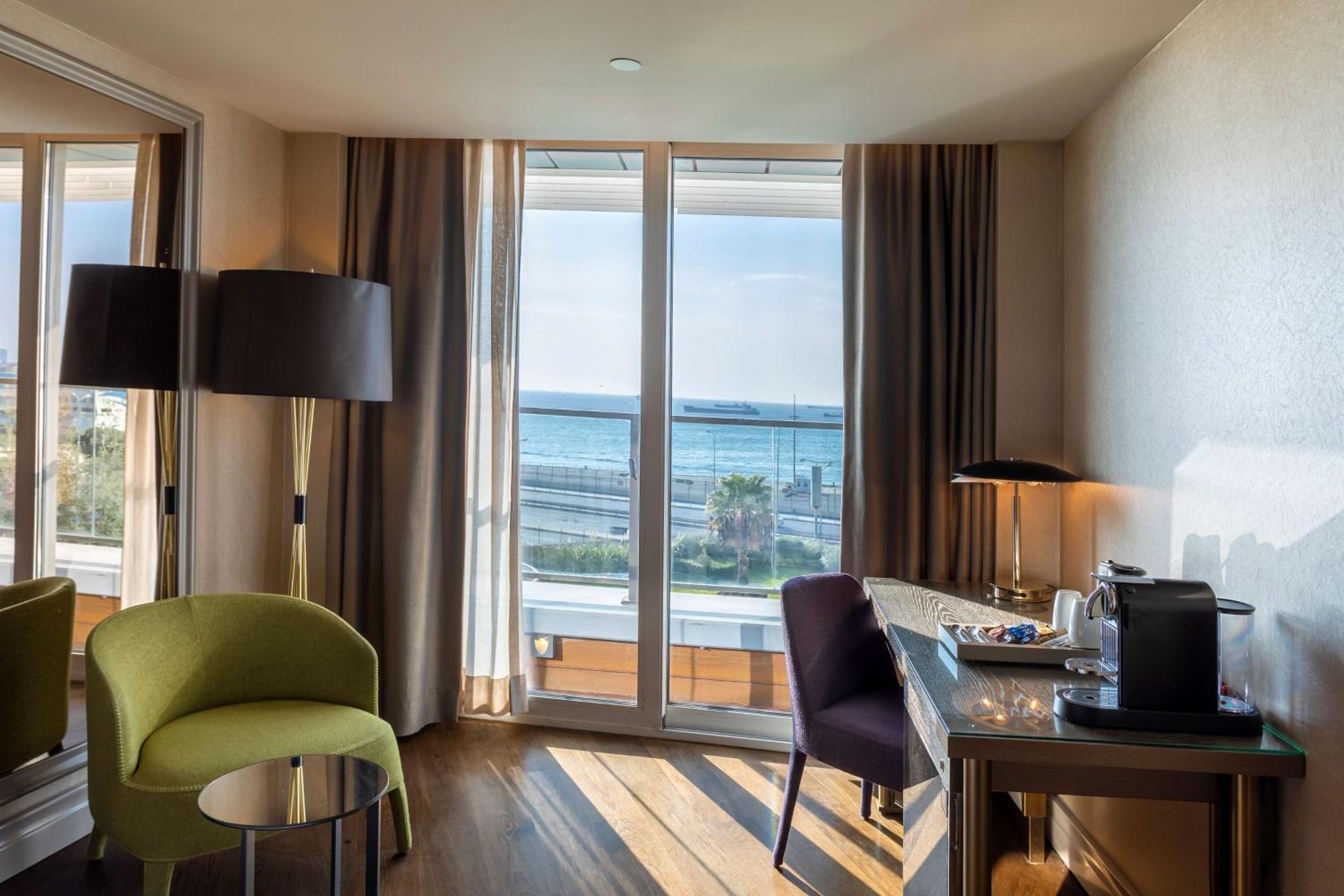Premium Room with Balcony and Sea View thumbnail 5
