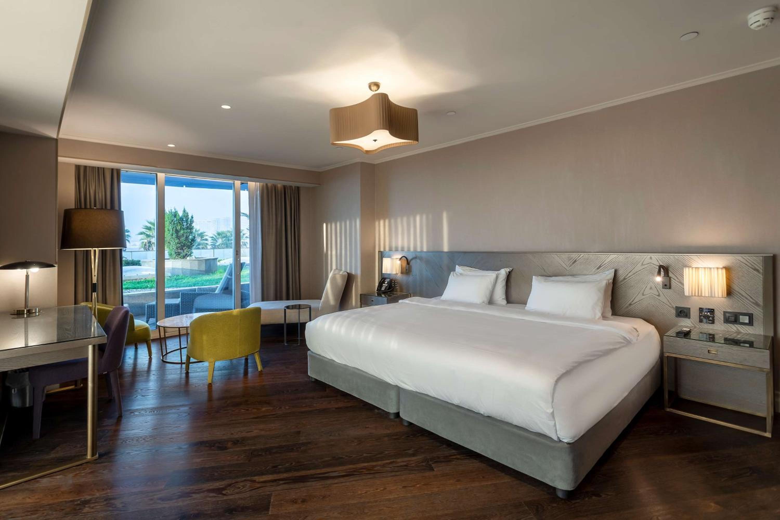 Suite with Balcony and Garden View - Photo 13