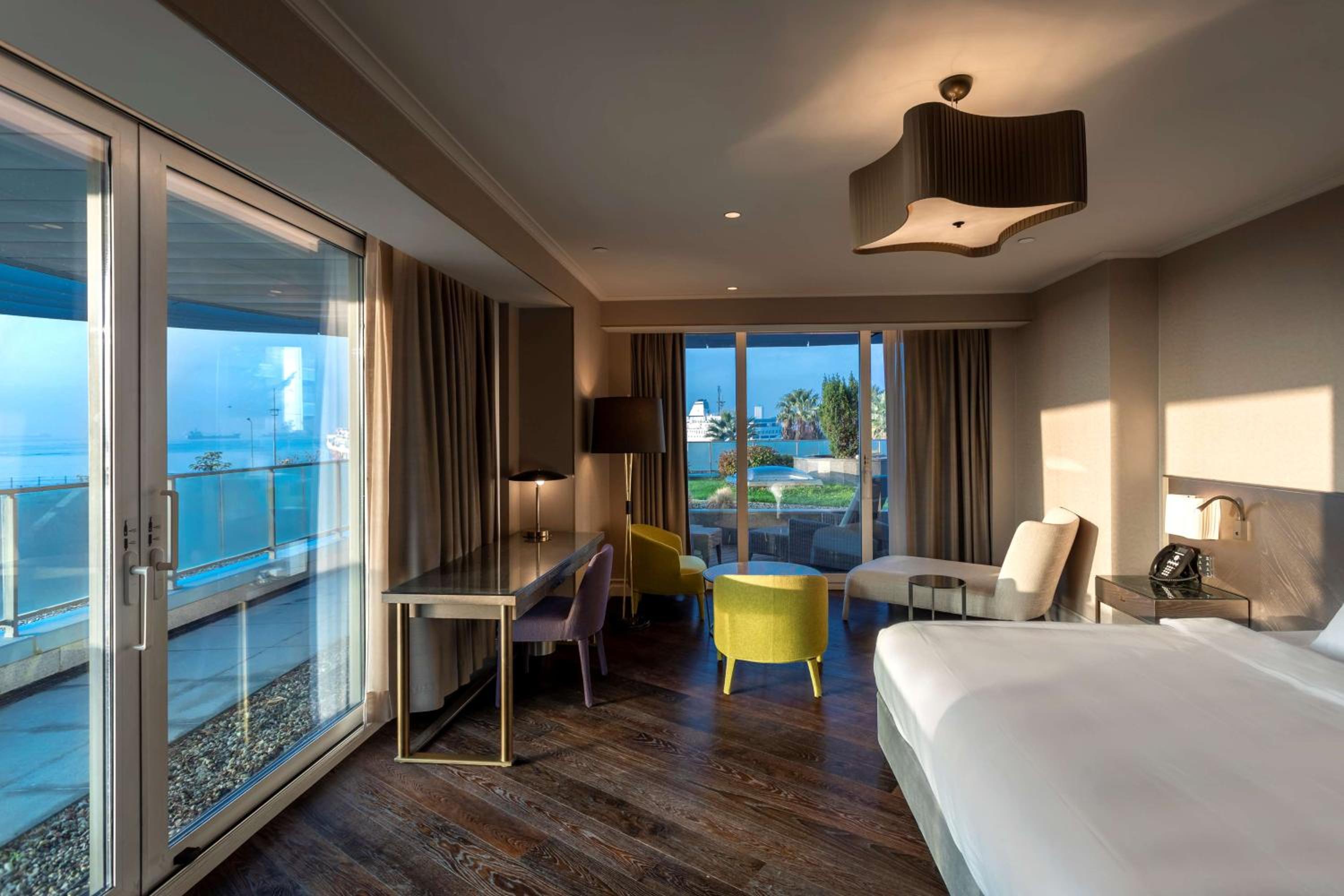Suite with Balcony and Garden View - Photo 12