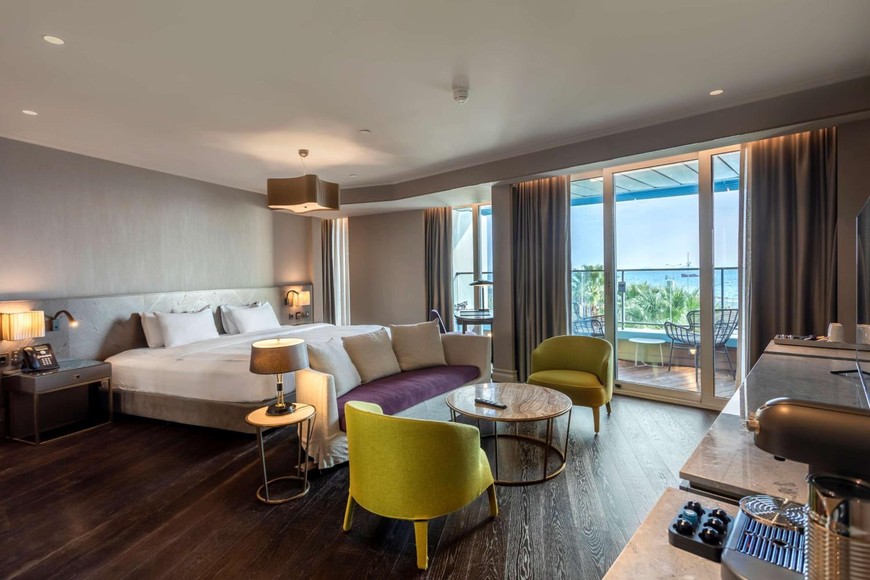 Junior Suite with Balcony and Sea View - Photo 13