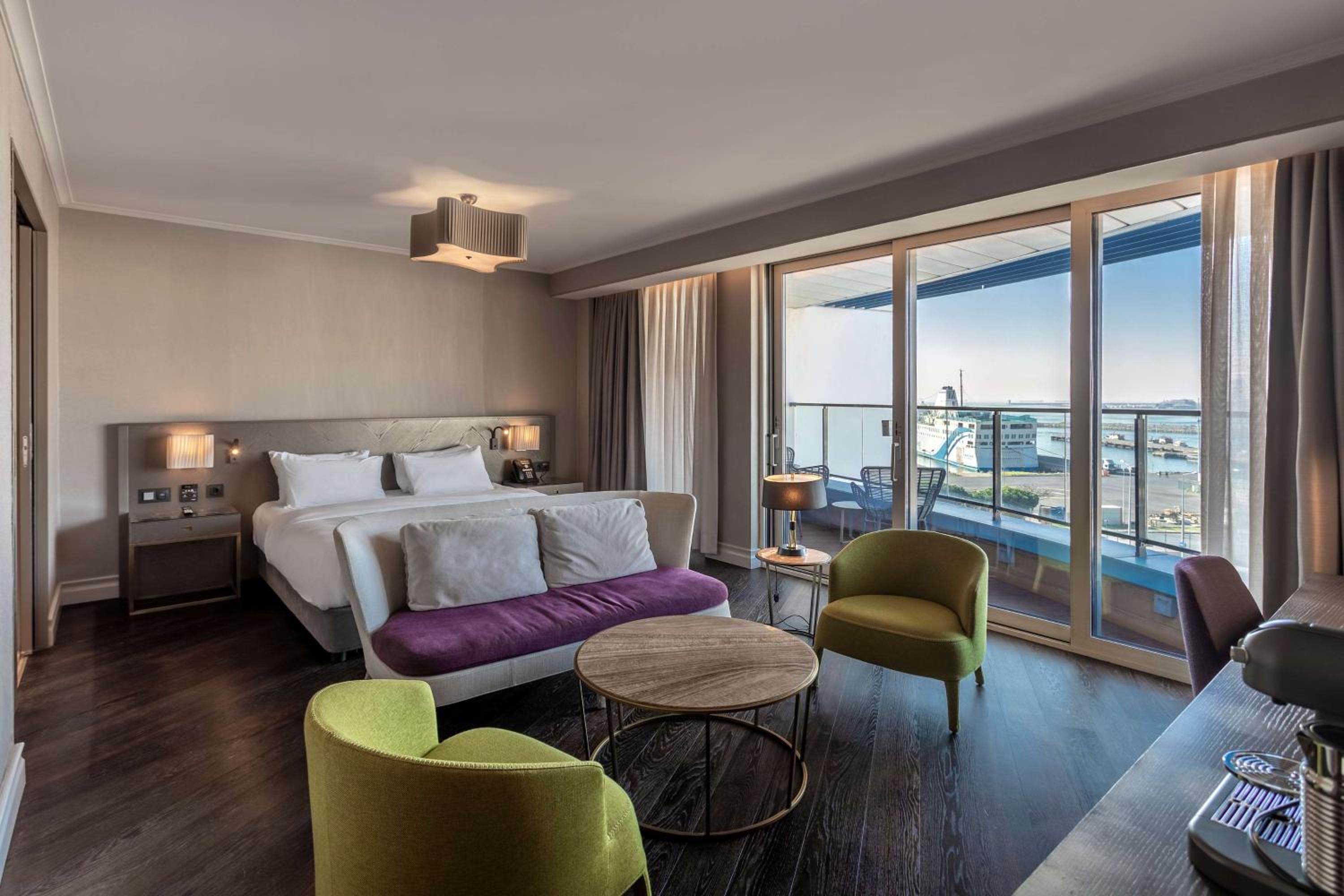 Junior Suite with Balcony and Sea View - Photo 15