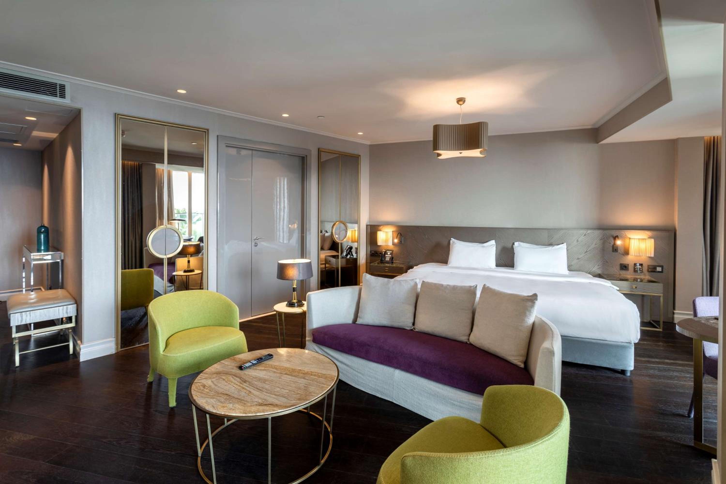 Junior Suite with Balcony and Sea View - Photo 16