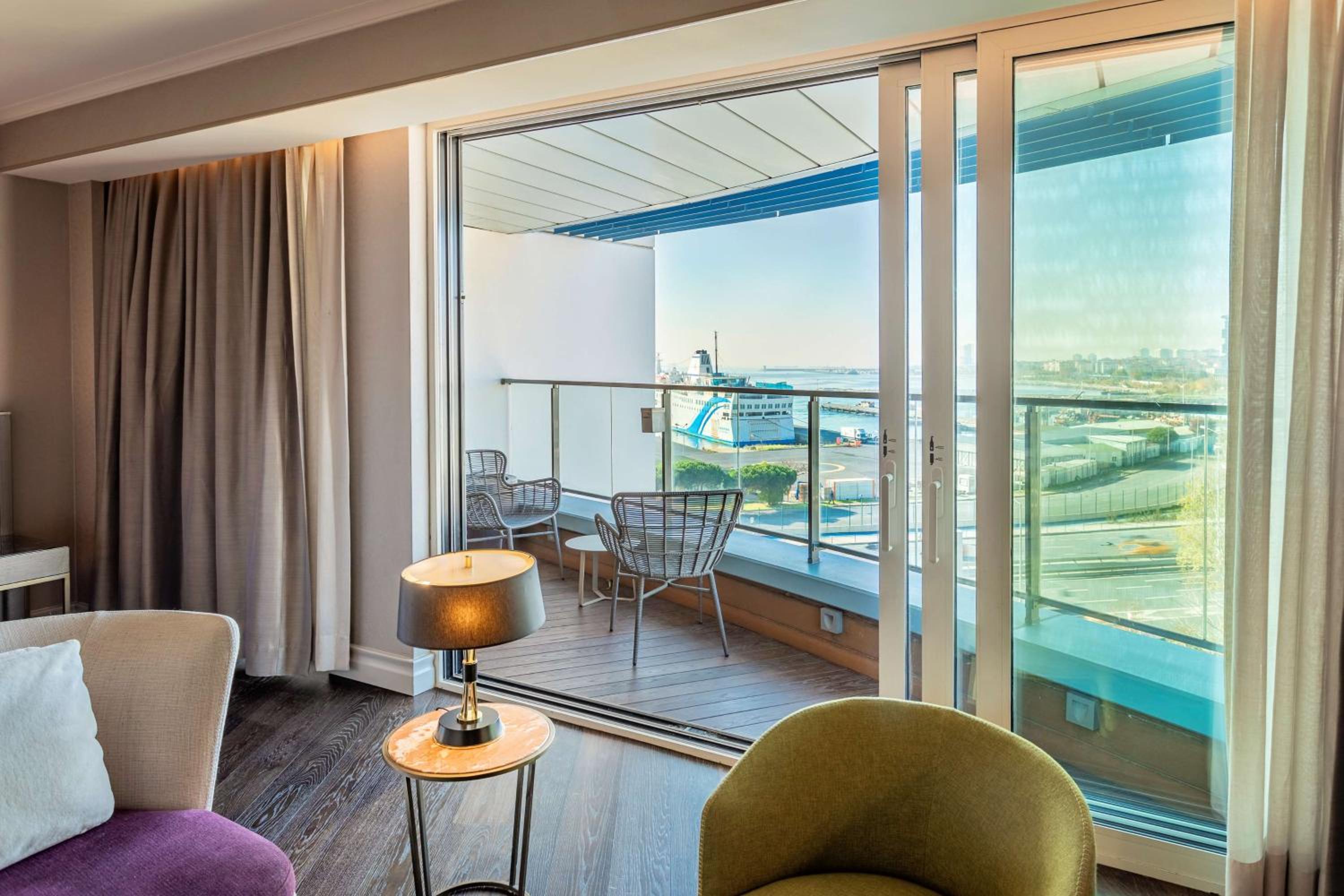 Junior Suite with Balcony and Sea View - Photo 17