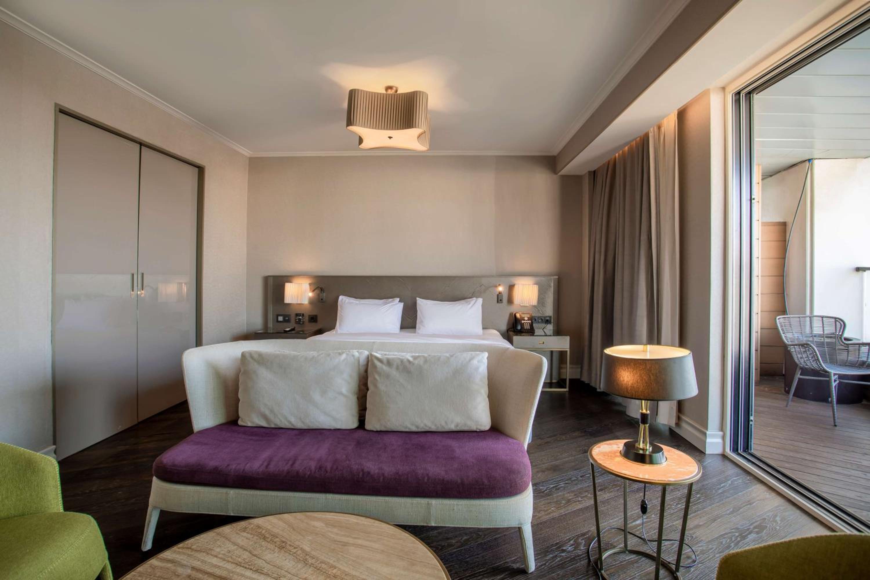Junior Suite with Balcony and Sea View - Photo 18