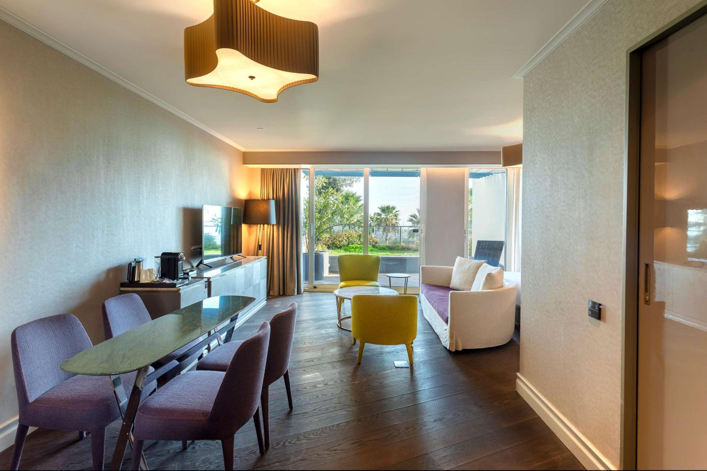 Suite with Balcony and Garden View thumbnail 5
