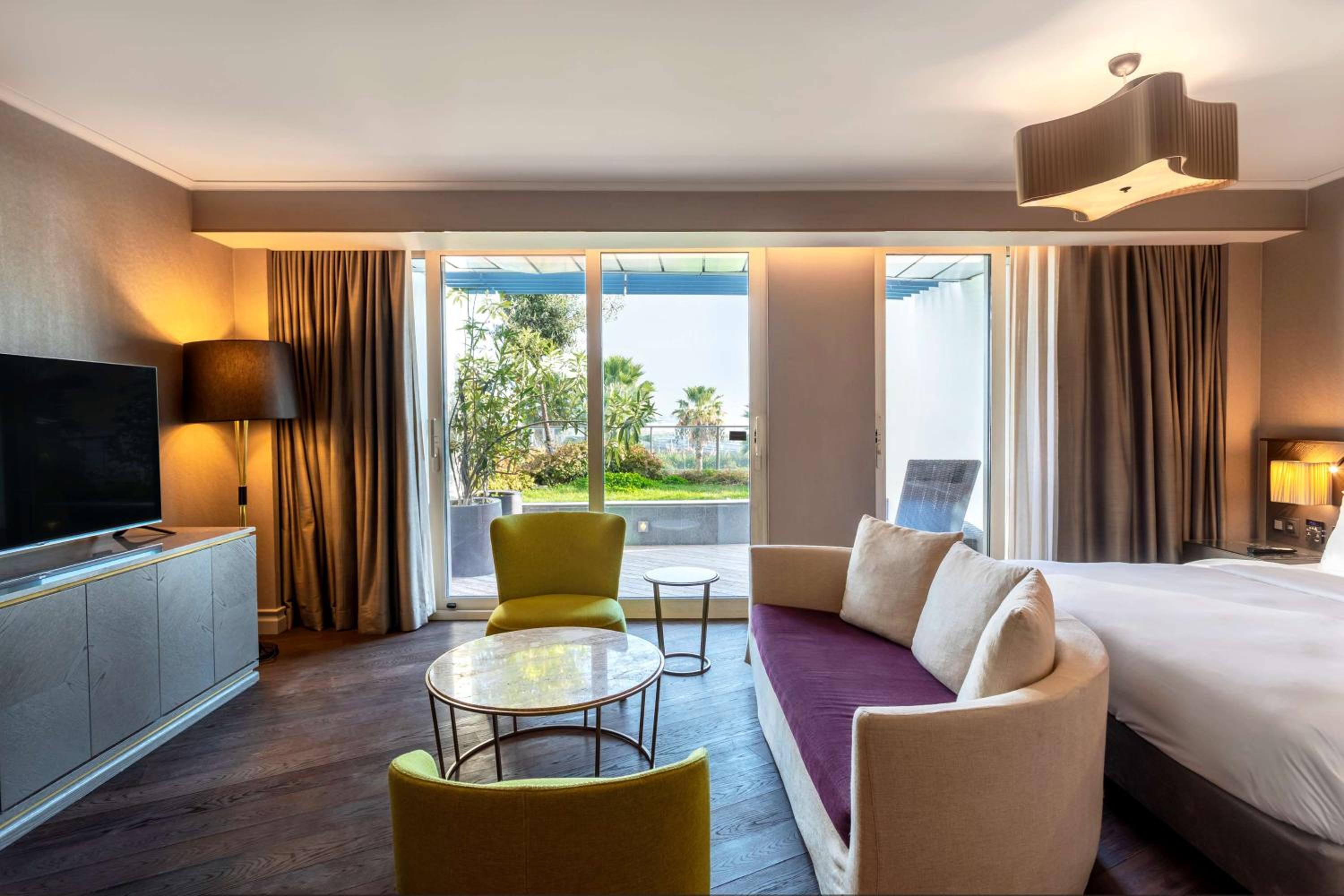 Suite with Balcony and Garden View thumbnail 6