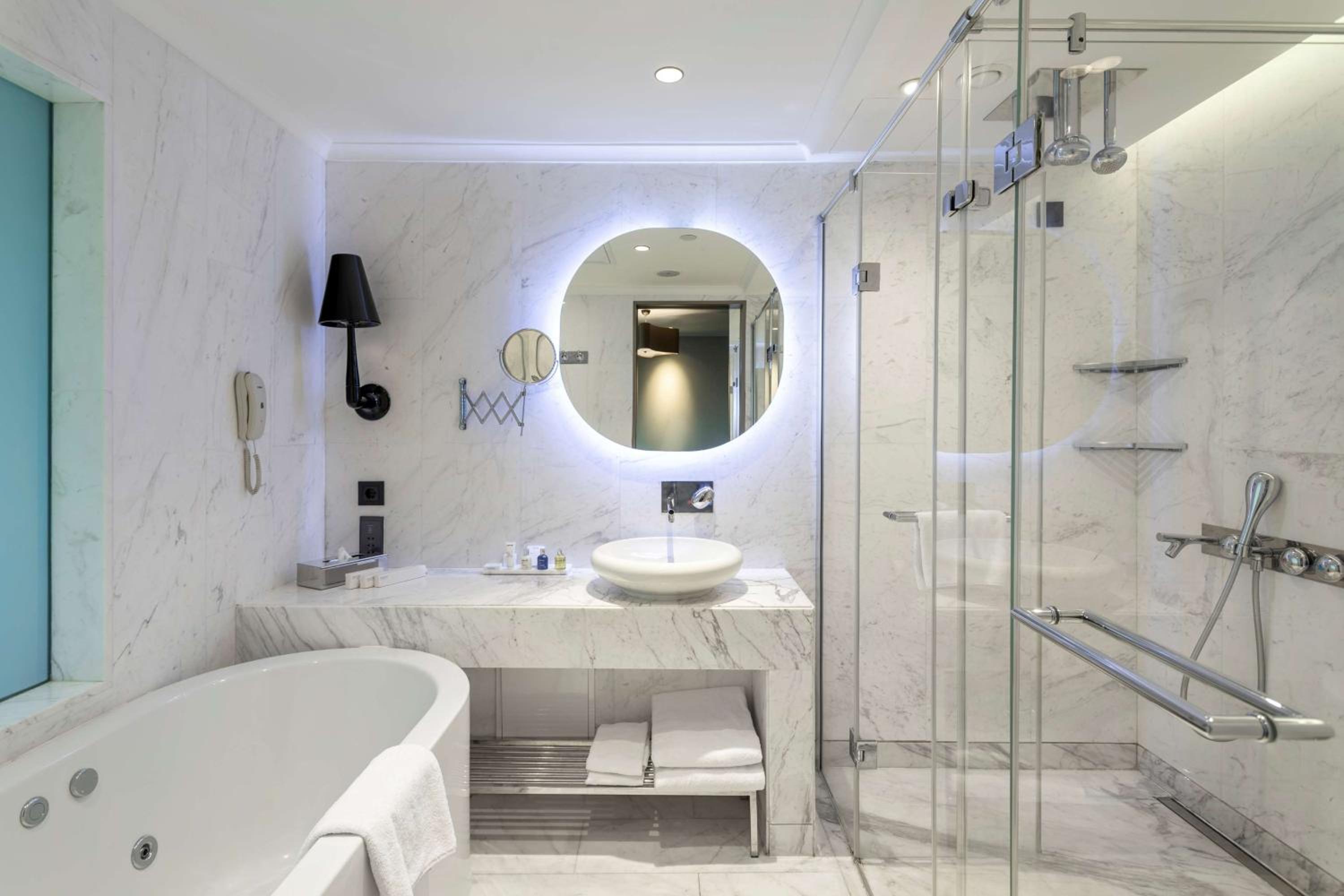 Suite with Balcony and Garden View - Photo 11