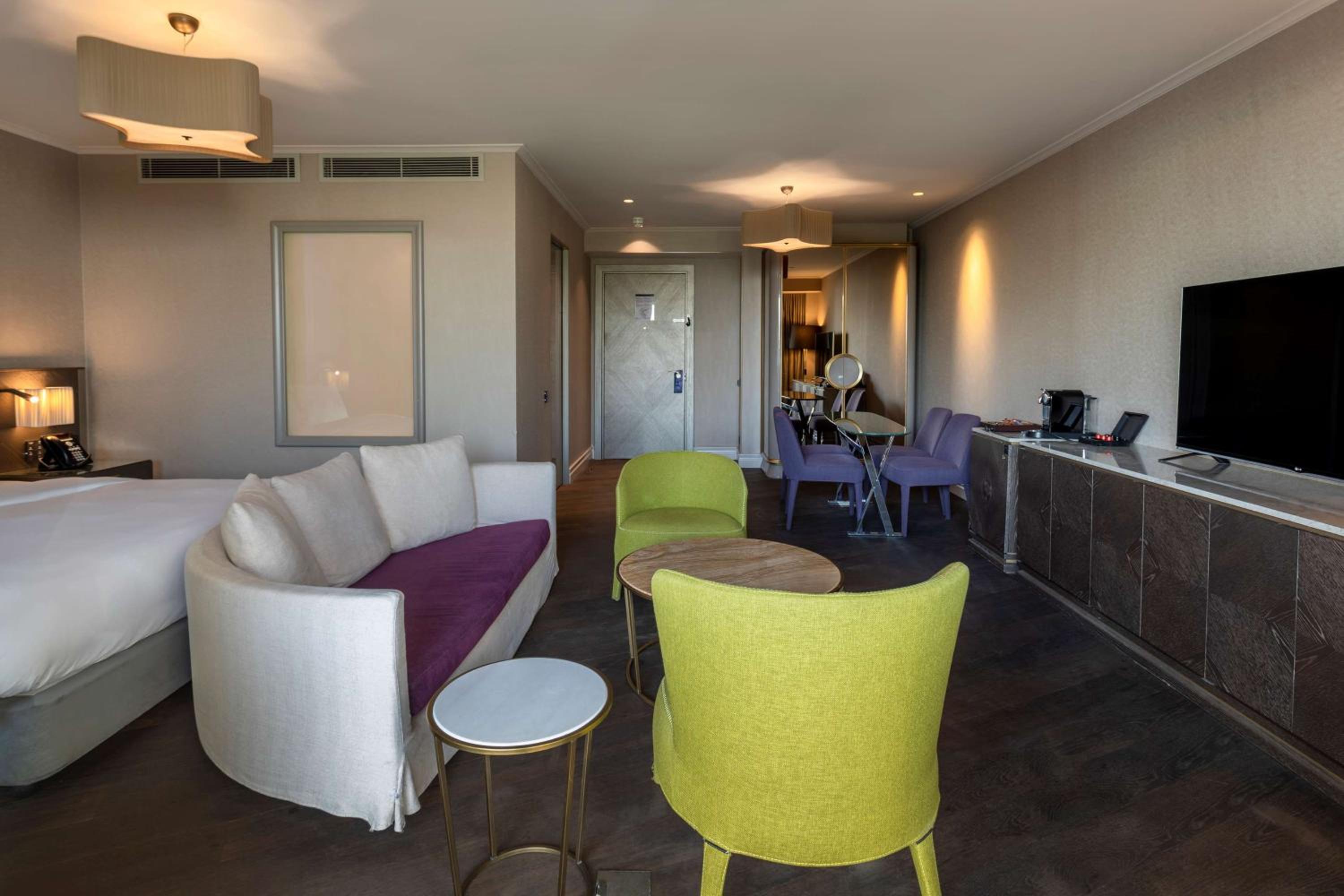 Suite with Balcony and Garden View