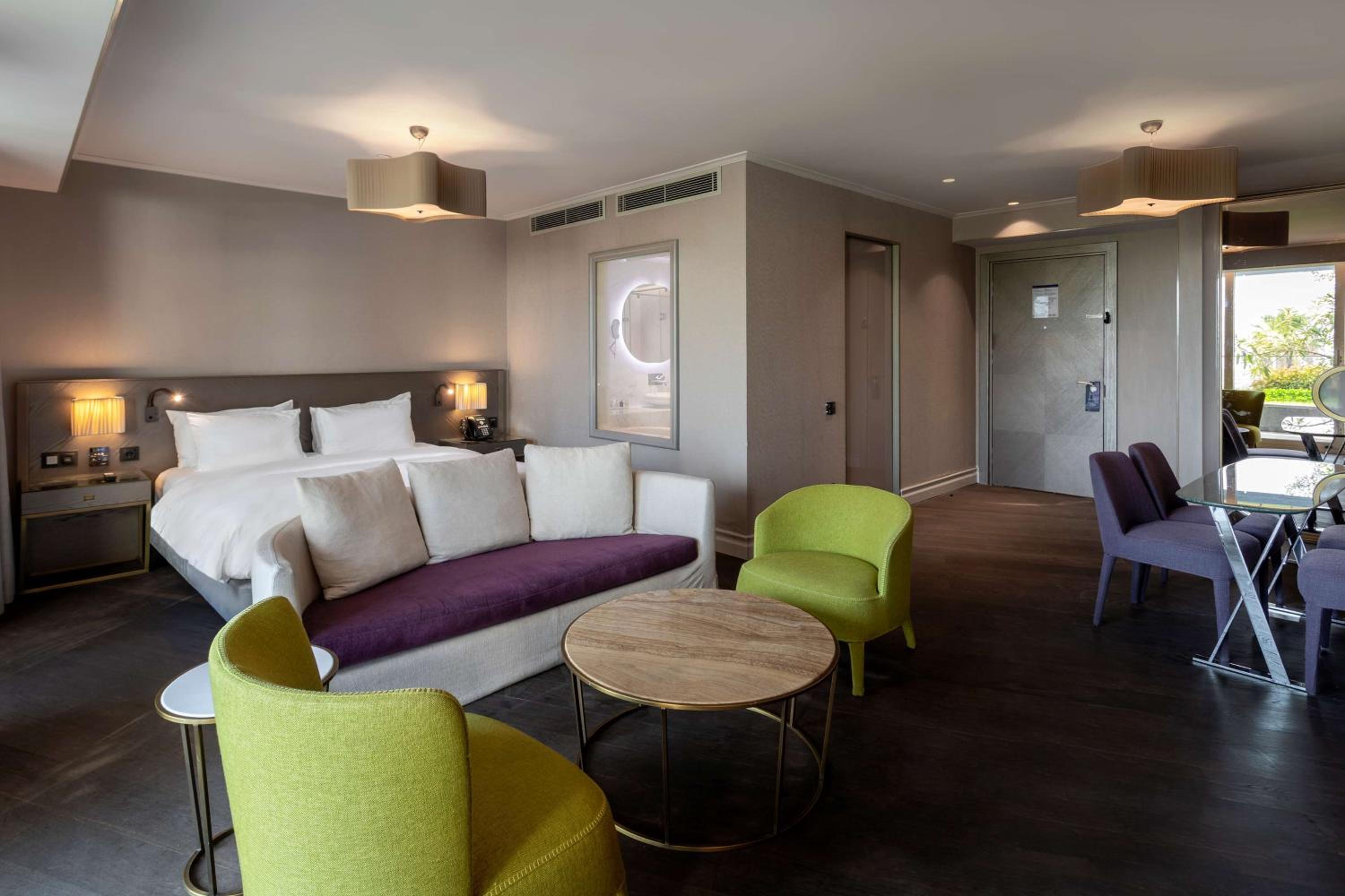 Suite with Balcony and Garden View - Photo 8