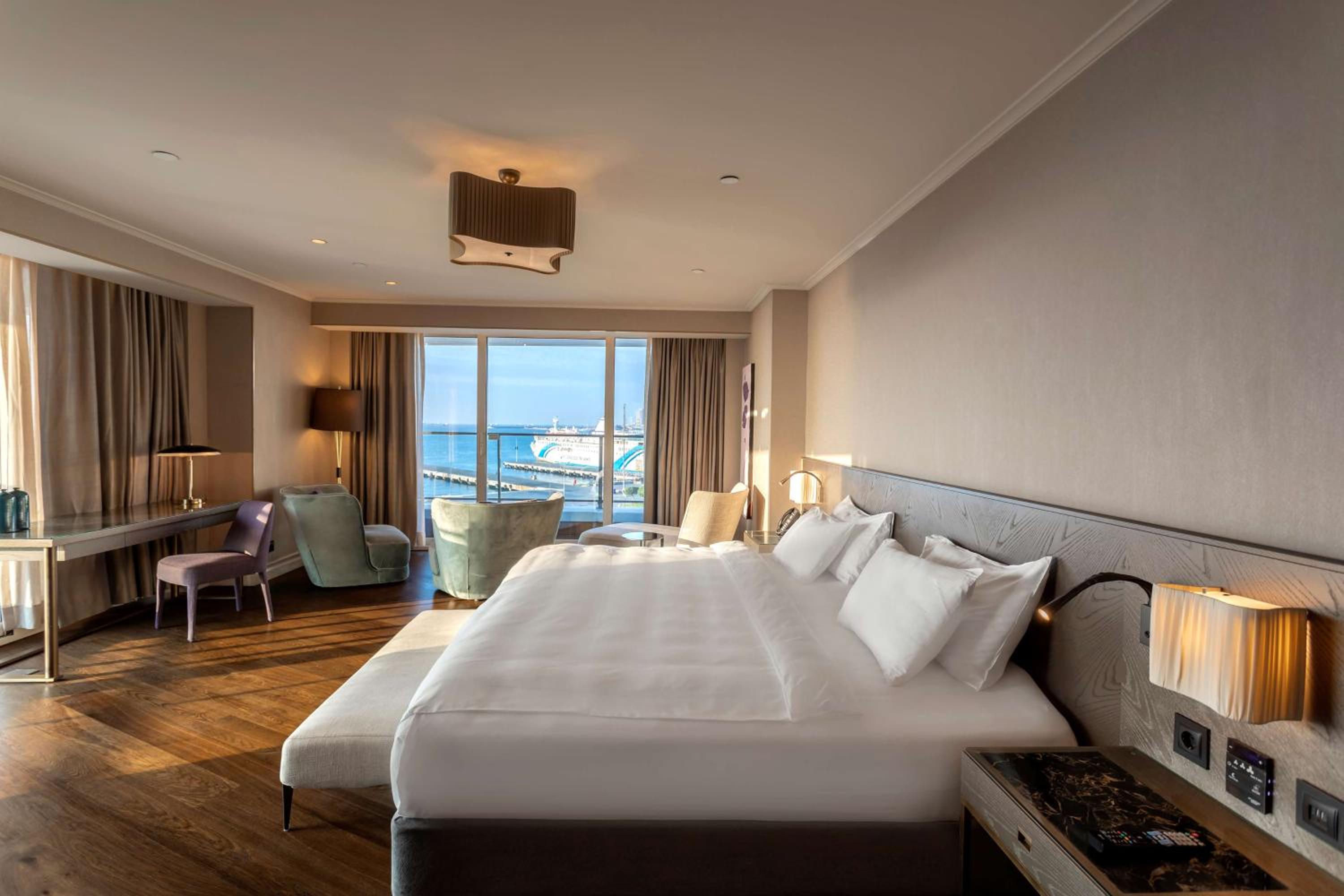 Suite with Balcony and Sea View - Photo 21