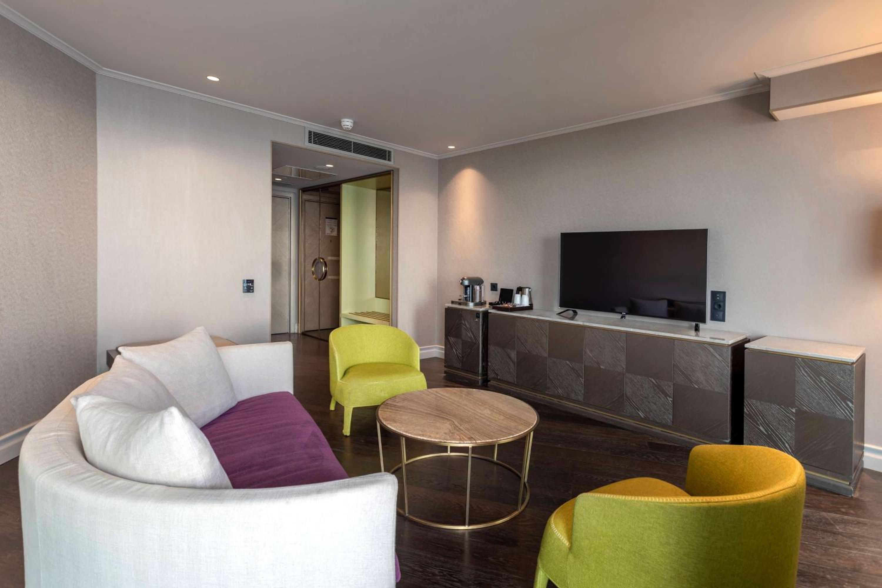 Suite with Balcony and Sea View - Photo 19