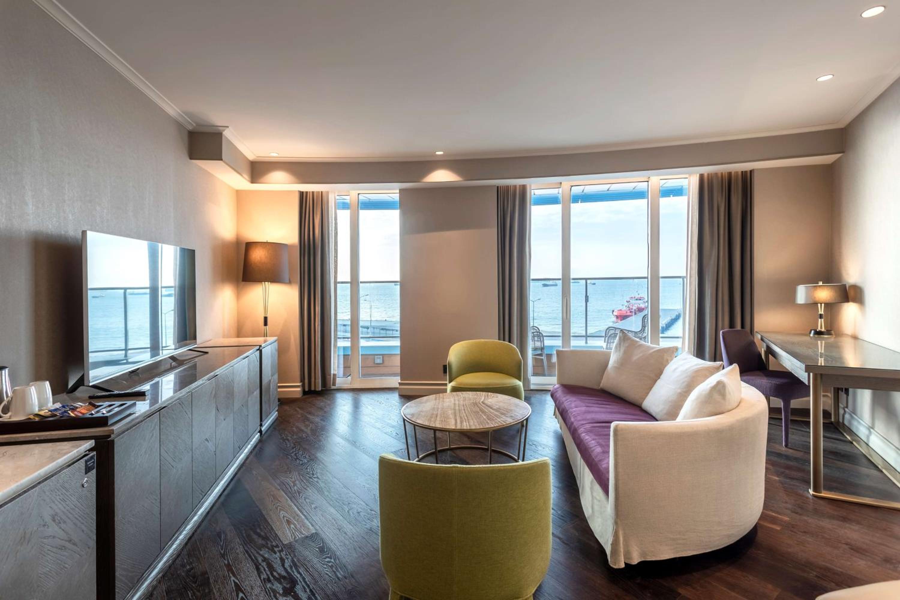 Suite with Balcony and Sea View - Photo 18