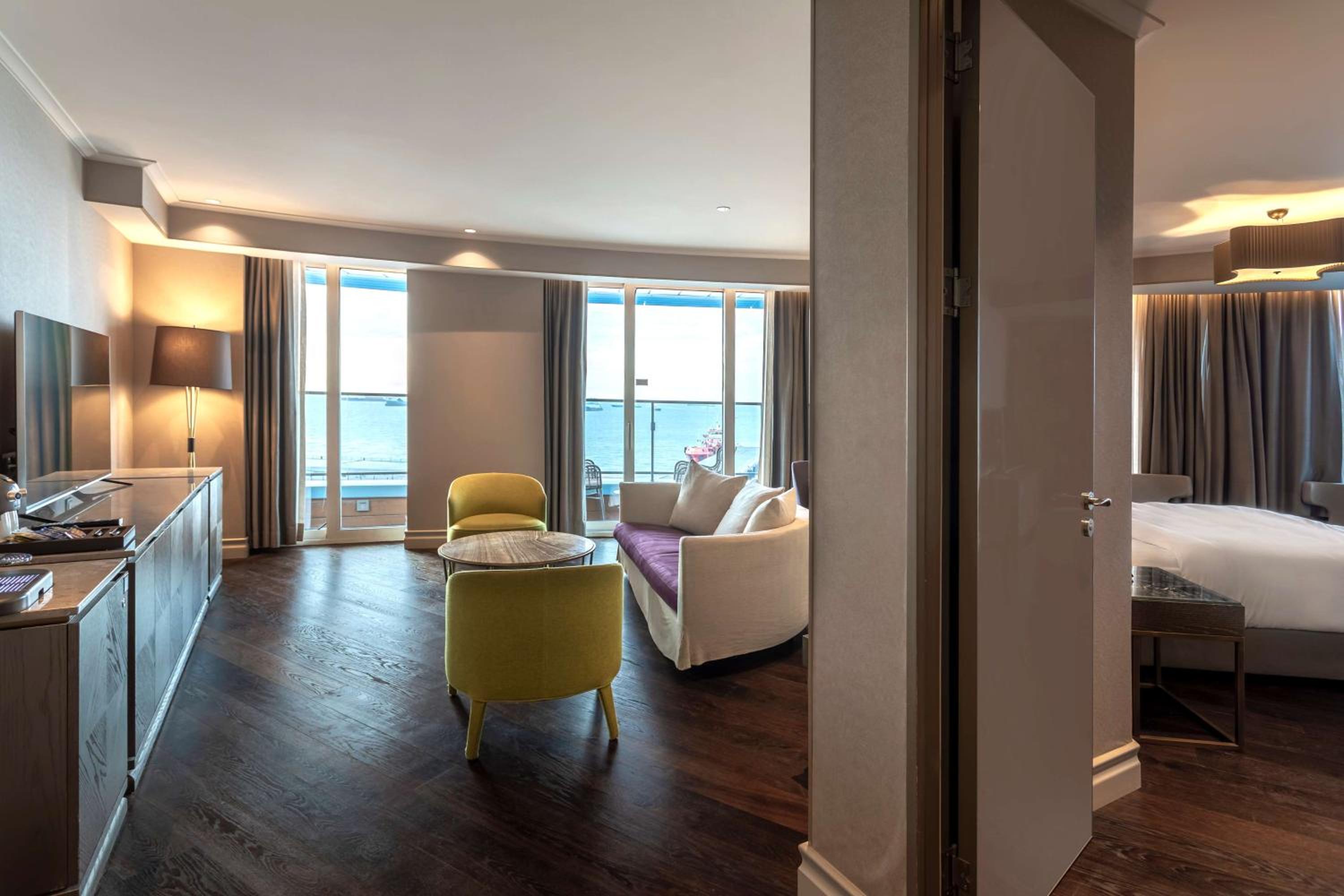 Suite with Balcony and Sea View thumbnail 5