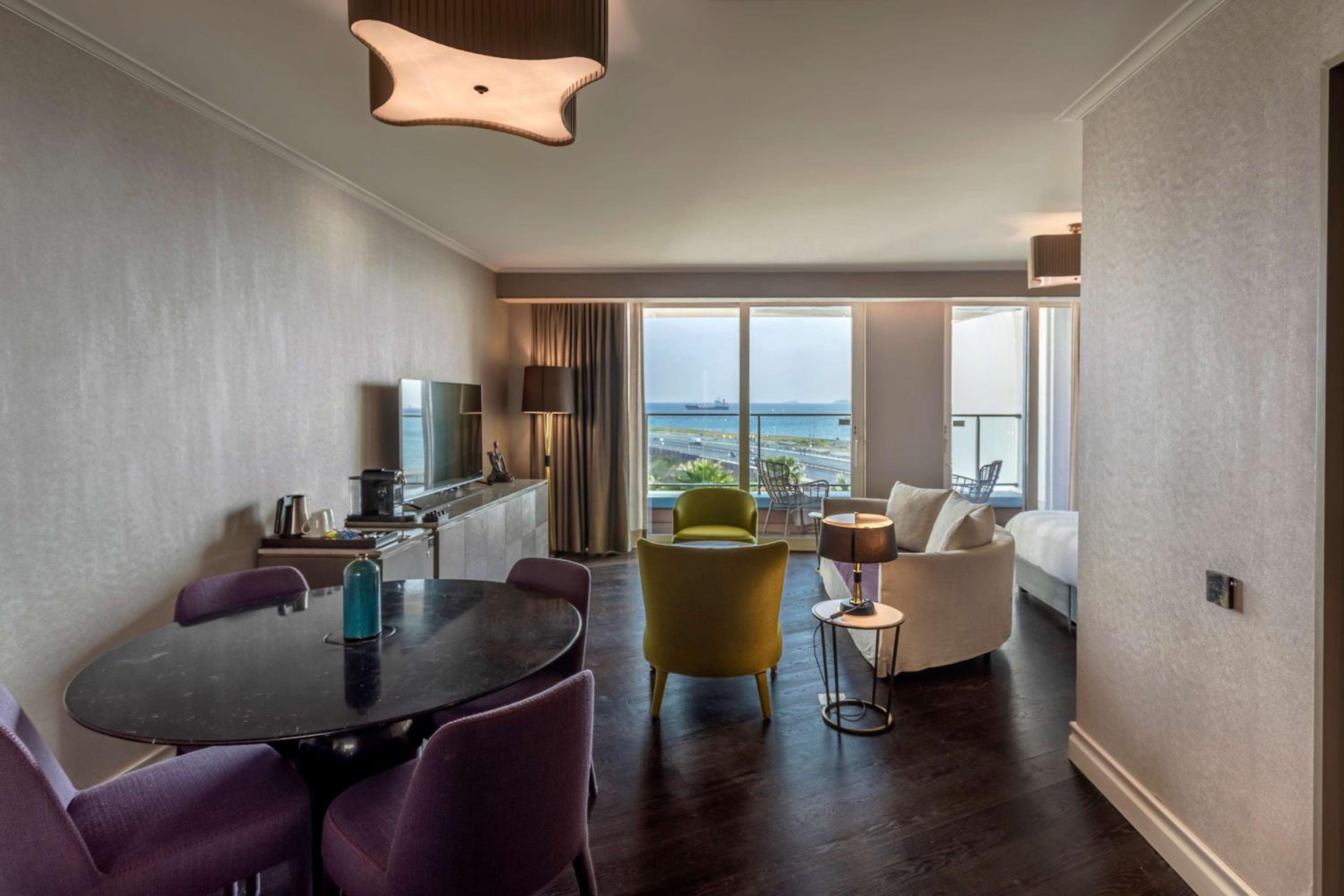 Suite with Balcony and Sea View - Photo 7