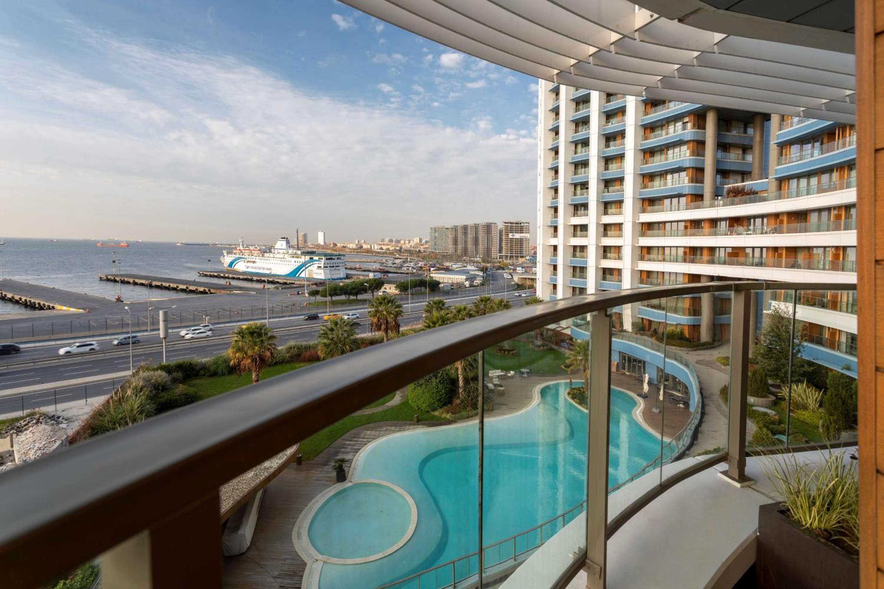 Suite with Balcony and Sea View - Photo 9