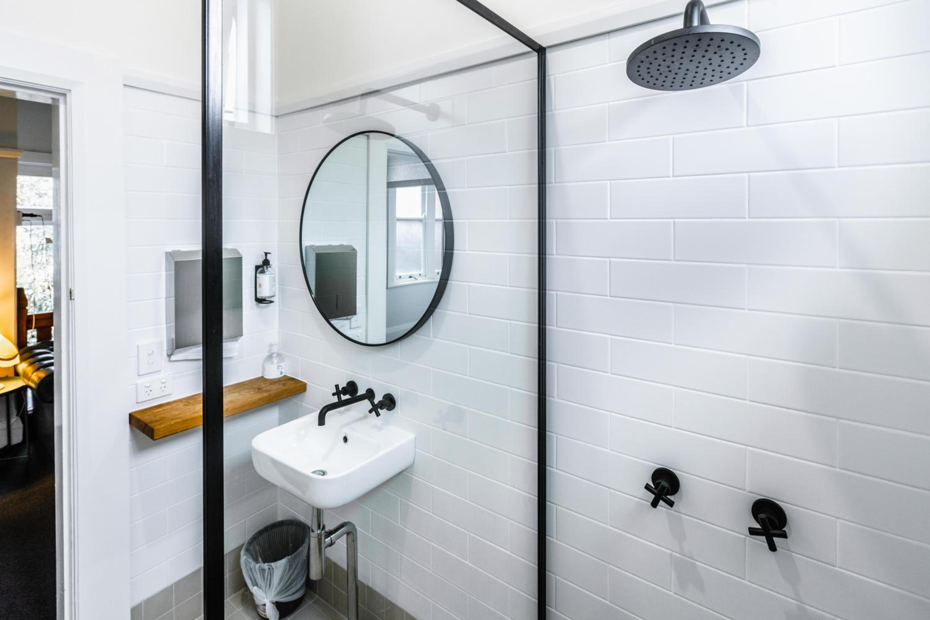 Queen Room with Shared Bathroom photo 2