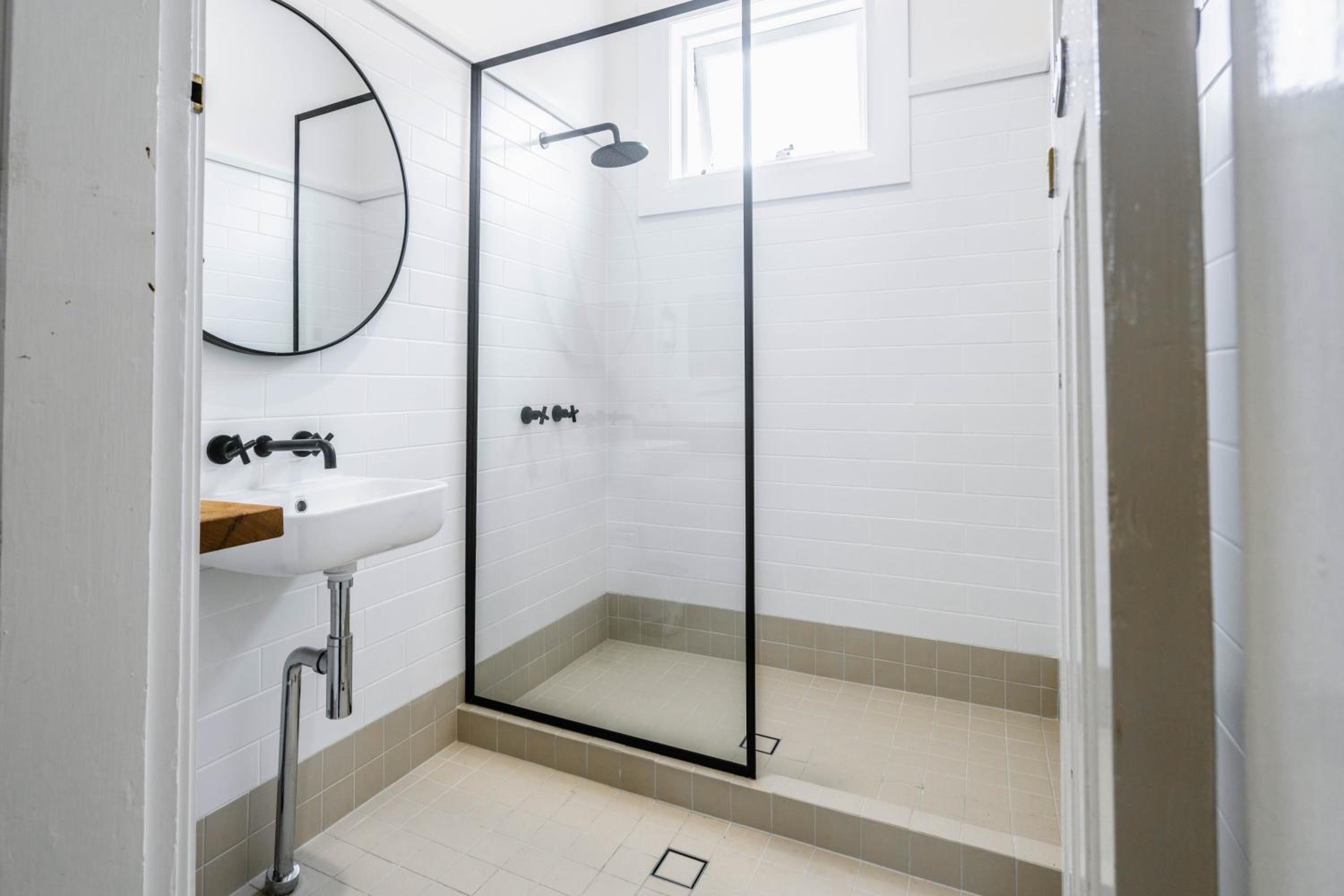 Queen Room with Shared Bathroom photo 3