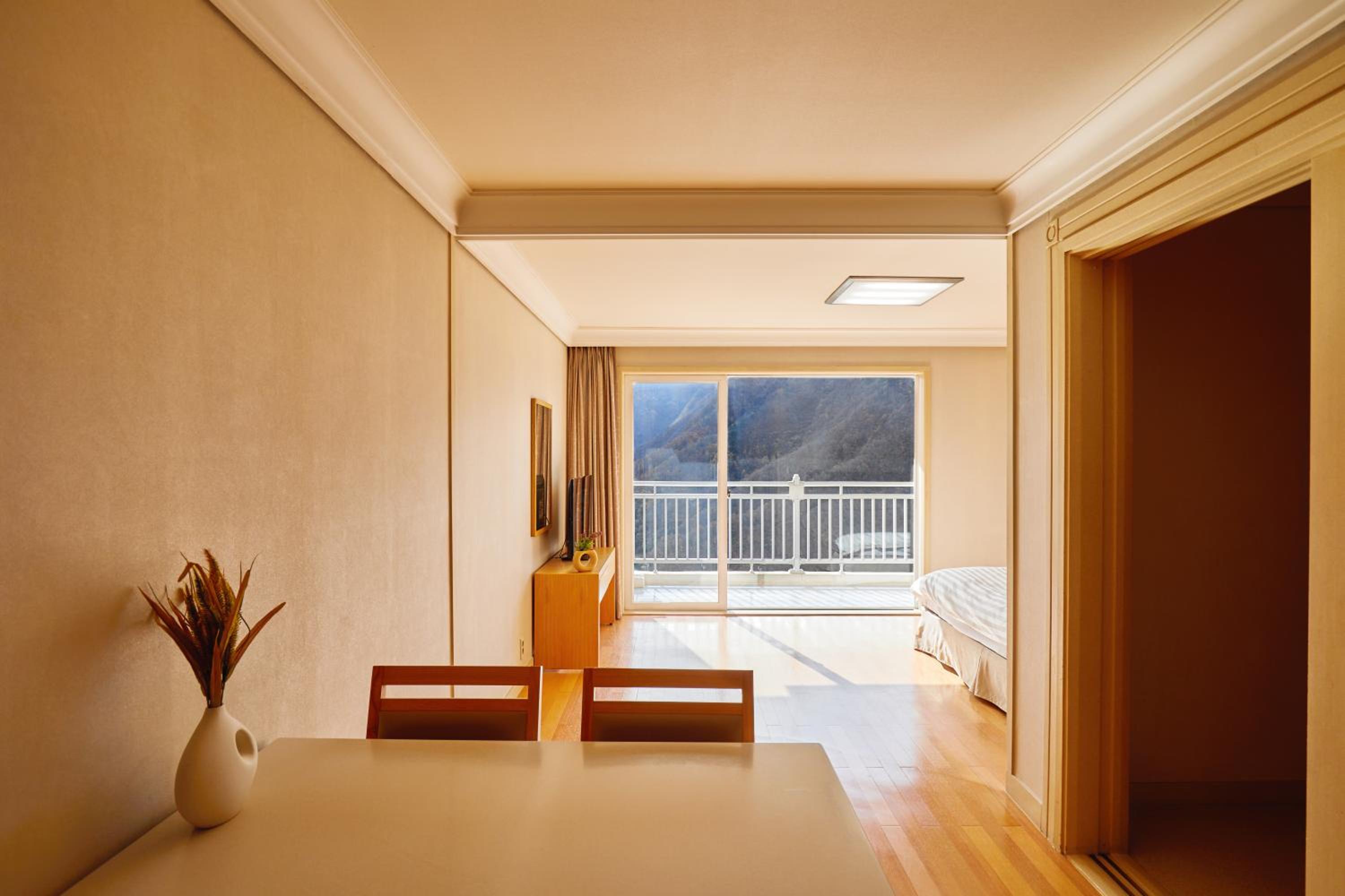 [WEST] Family(Kitchen/Lake View/Bed)-Bed Type Randomly Assigned - Photo 5