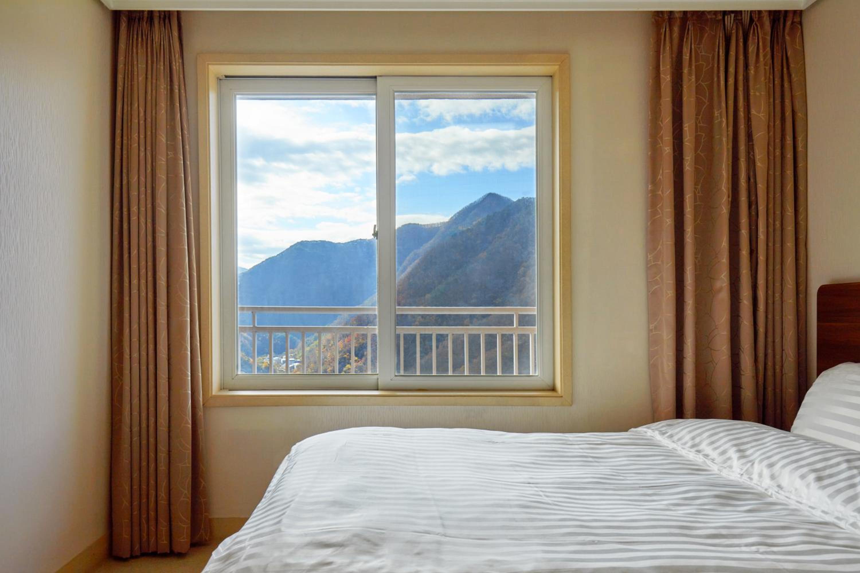 [WEST] Suite(Kitchen/Lake View/Bed) - Photo 2