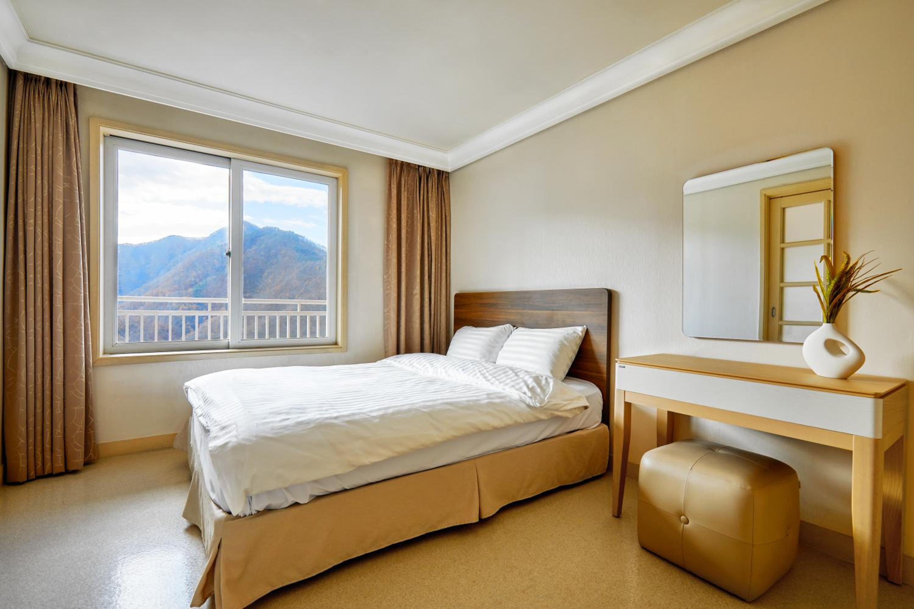 [WEST] Suite(Kitchen/Lake View/Bed) - Photo 3
