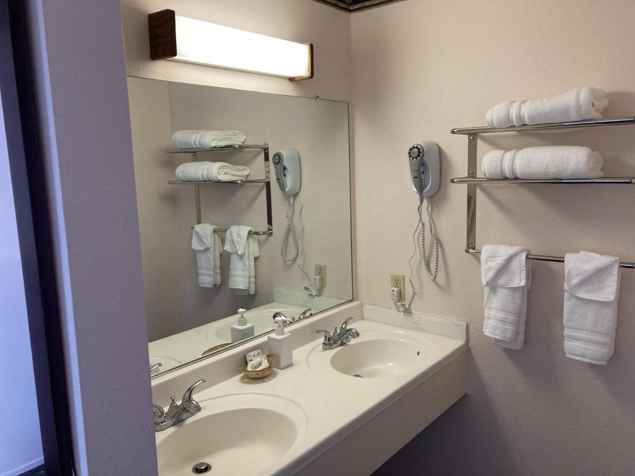 Deluxe King Room - Photo 15