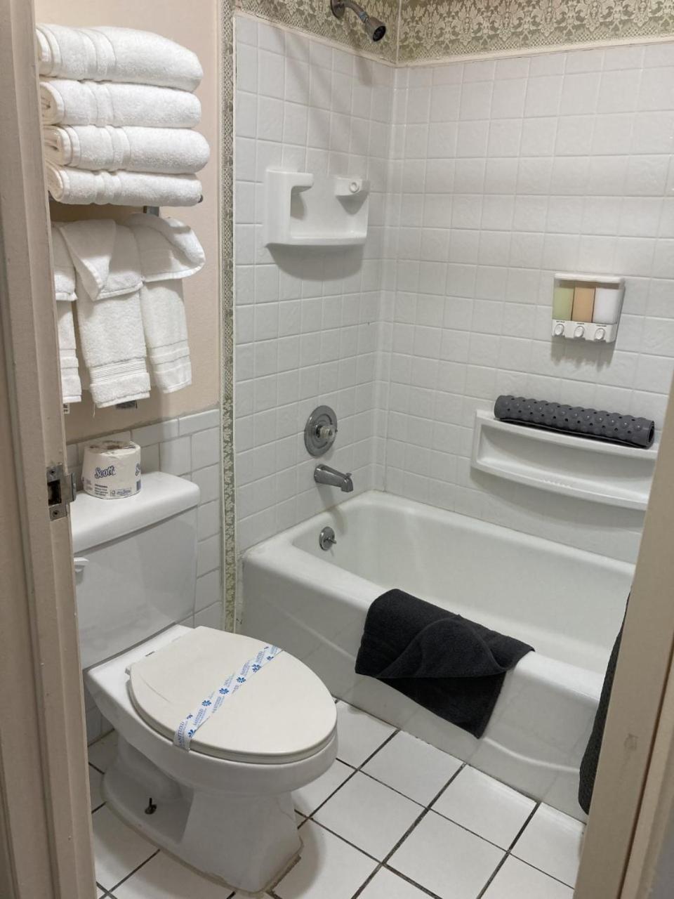 Deluxe King Room - Photo 13