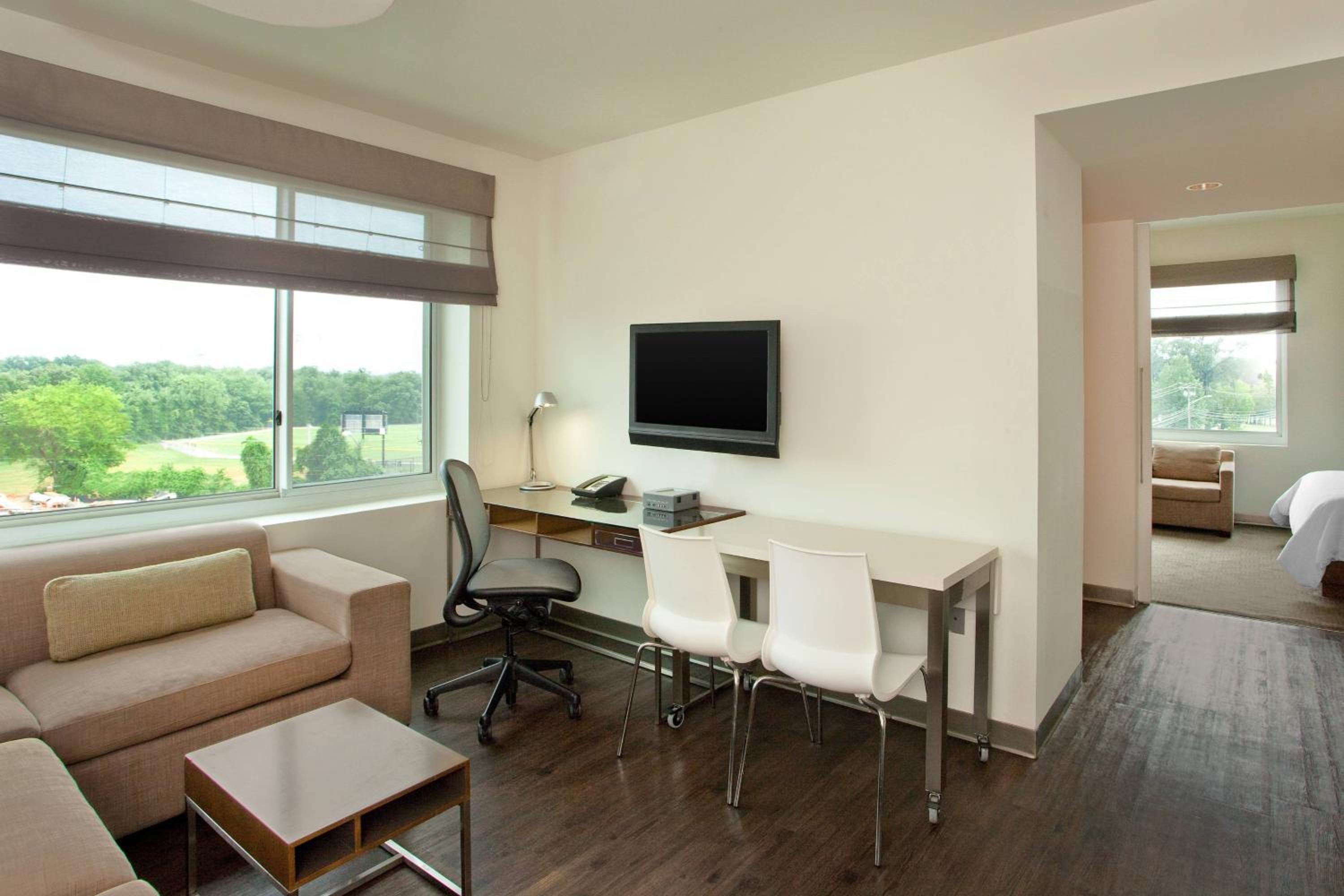 Executive Suite, 1 King, Sofa bed - Photo 4
