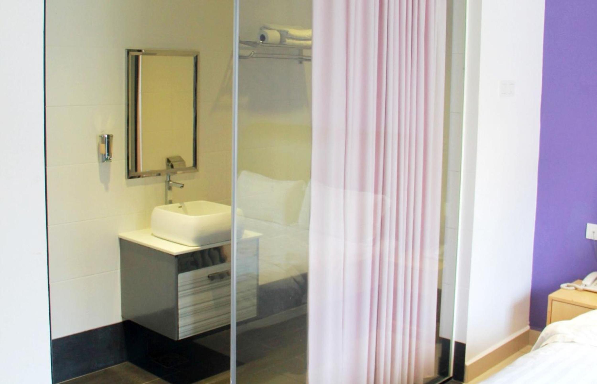 Standard Room with No Window - Photo 5