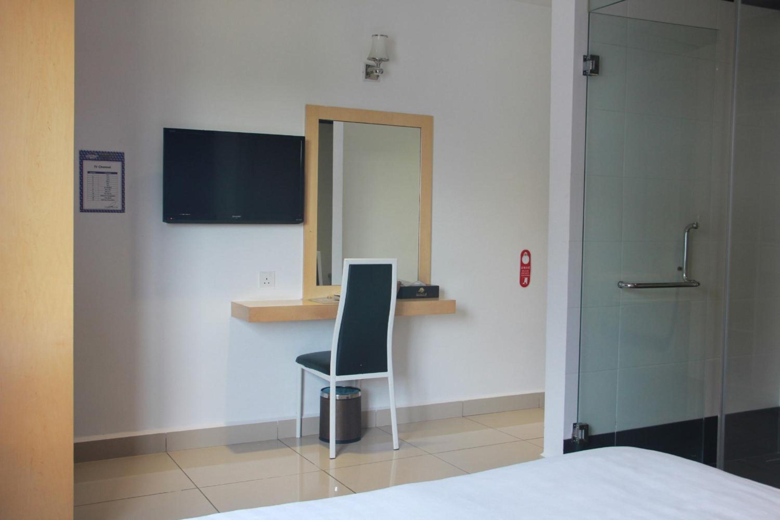 Standard Room with No Window - Photo 6