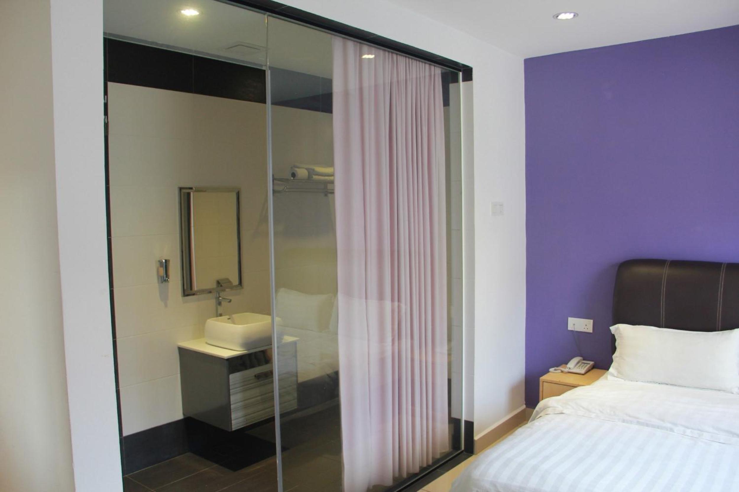 Standard Room with No Window - Photo 2