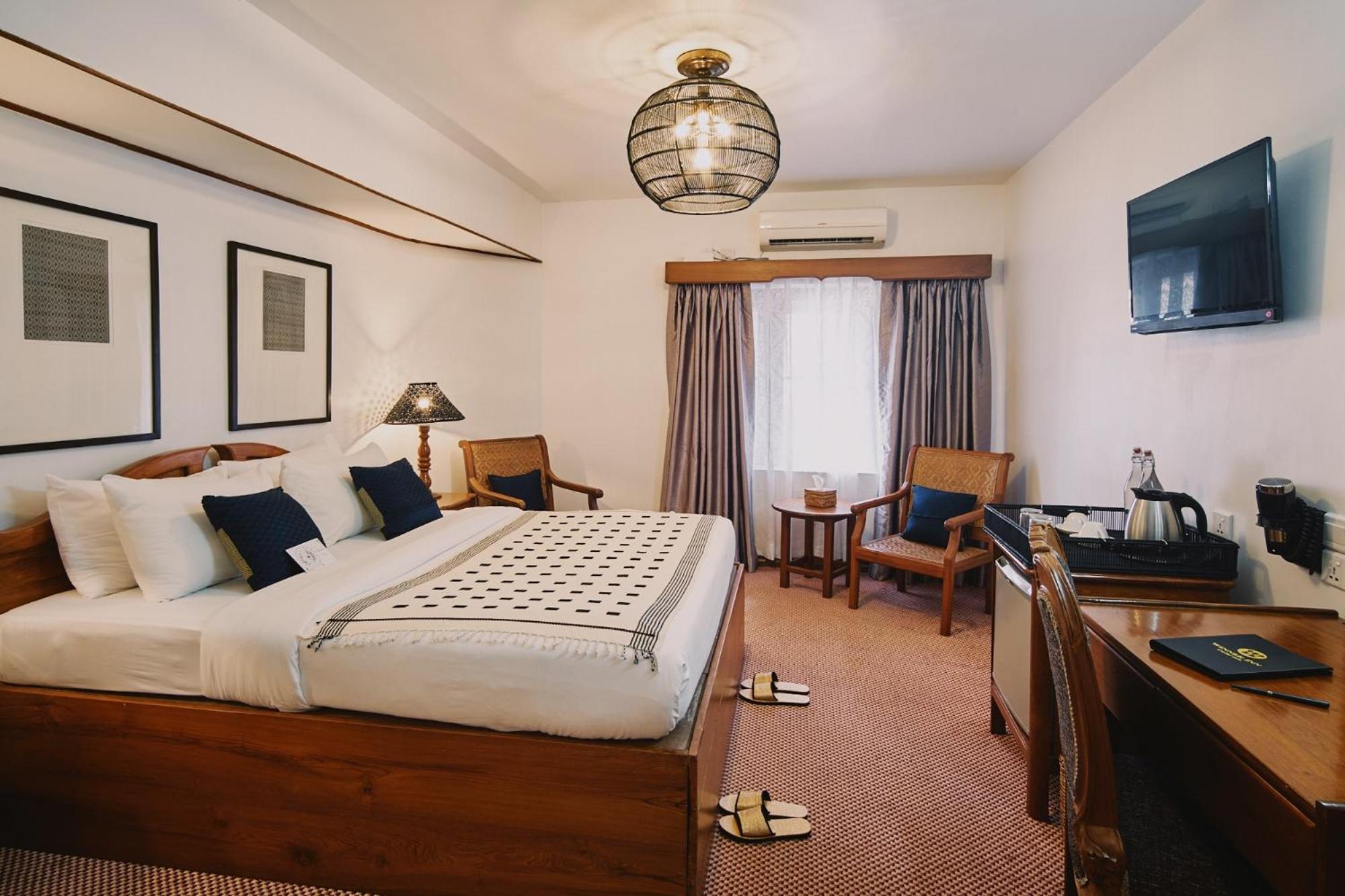 Deluxe Queen Room - Photo 5