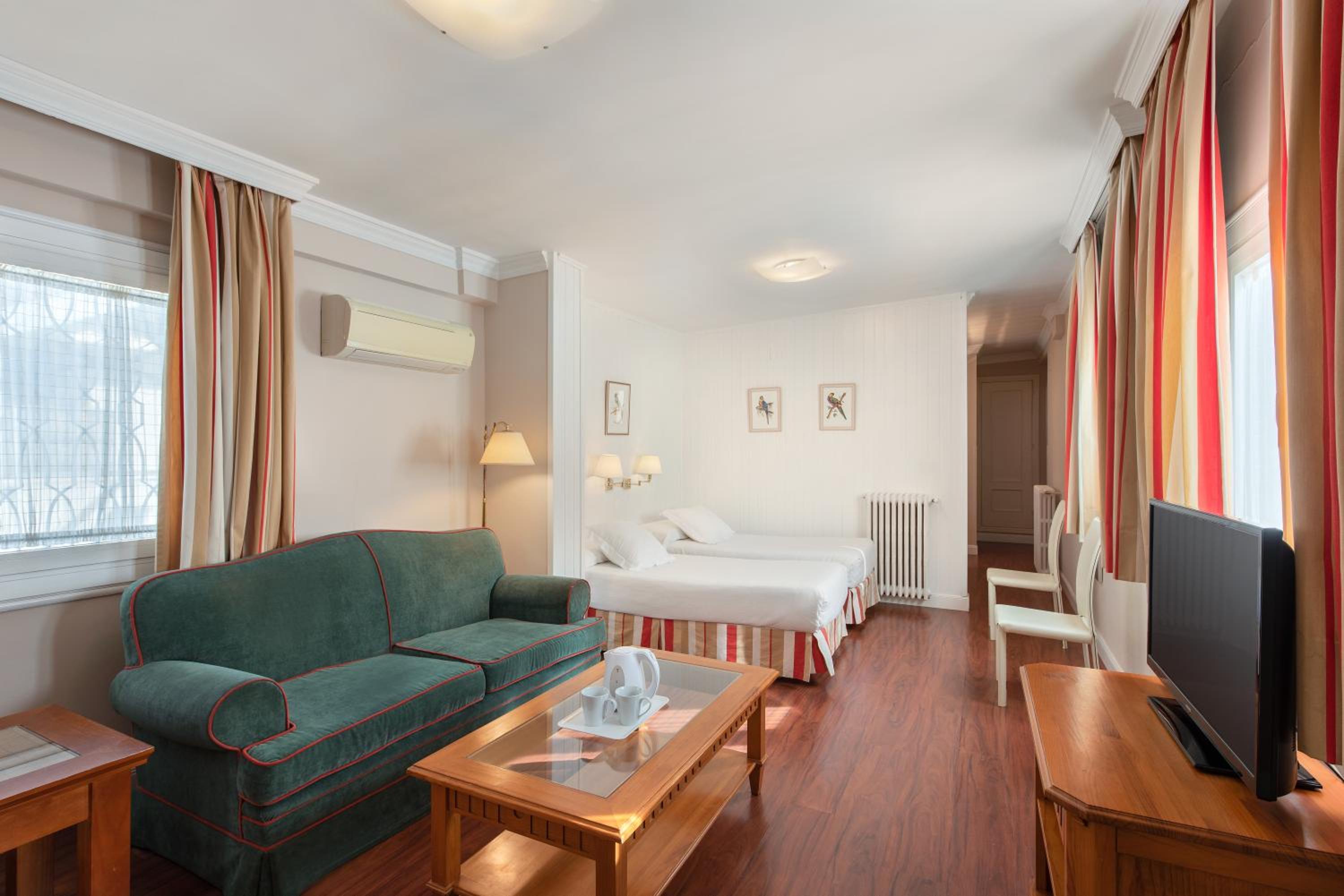 Quadruple Room - Photo 7