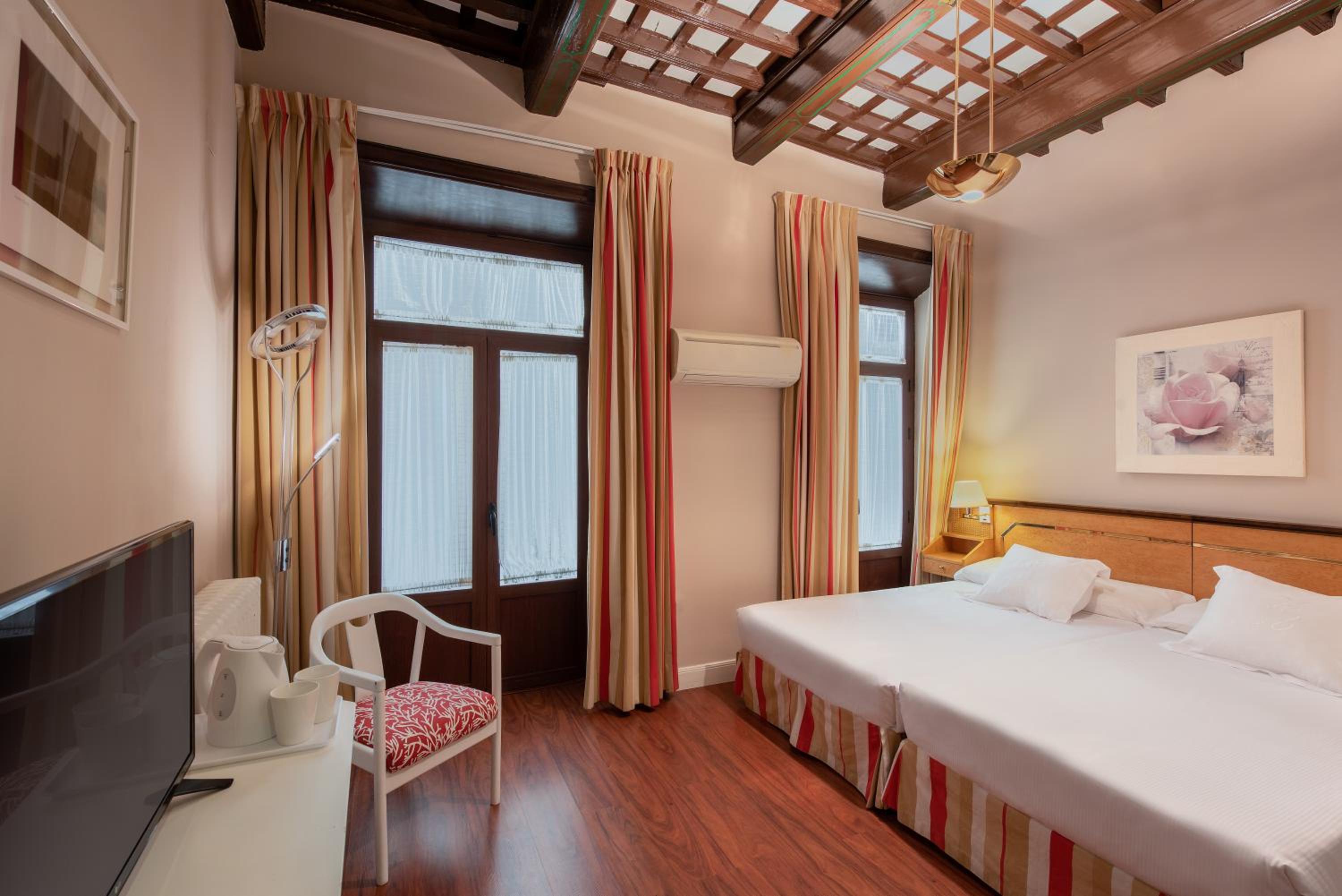 Twin Room - Photo 7
