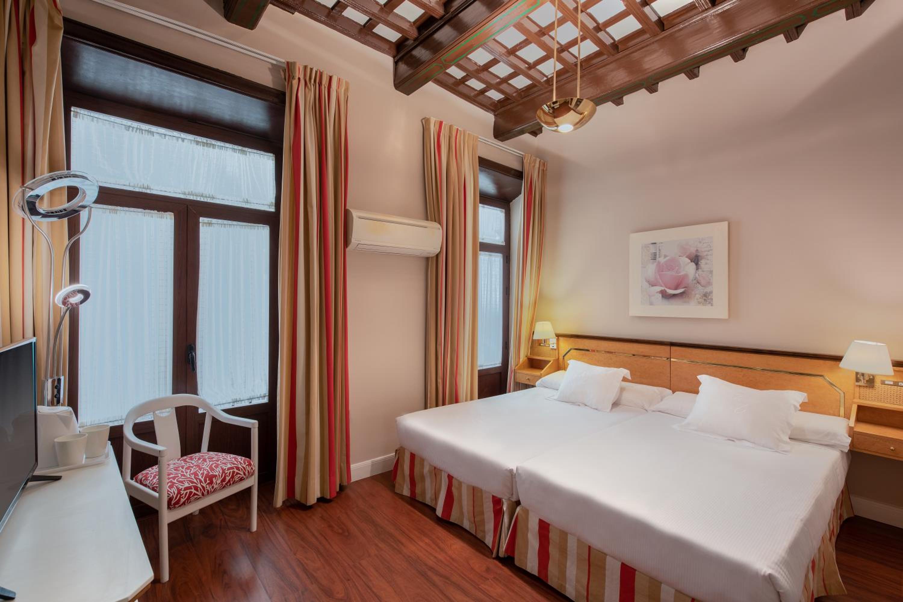 Twin Room - Photo 8