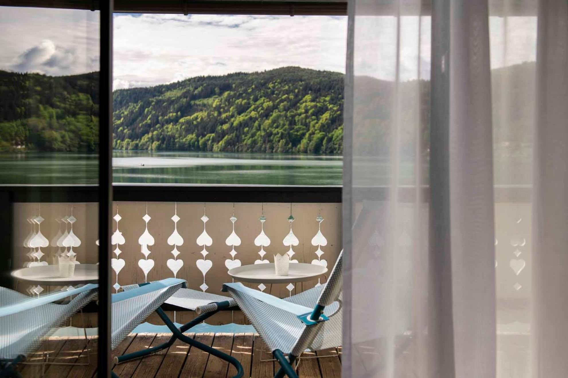 Deluxe Double Room with Balcony and Lake View photo 3
