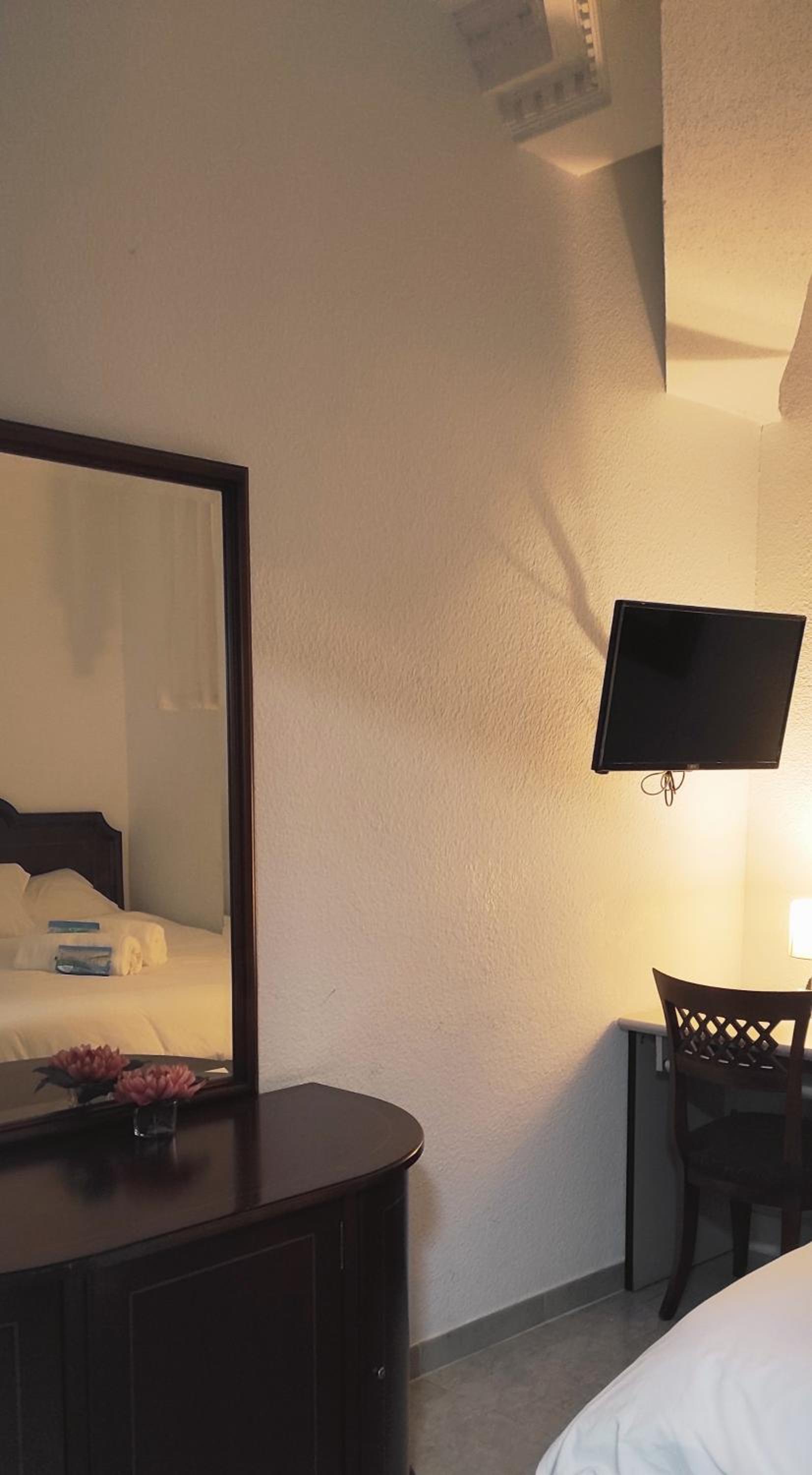 Double Room with Private Bathroom - Photo 7