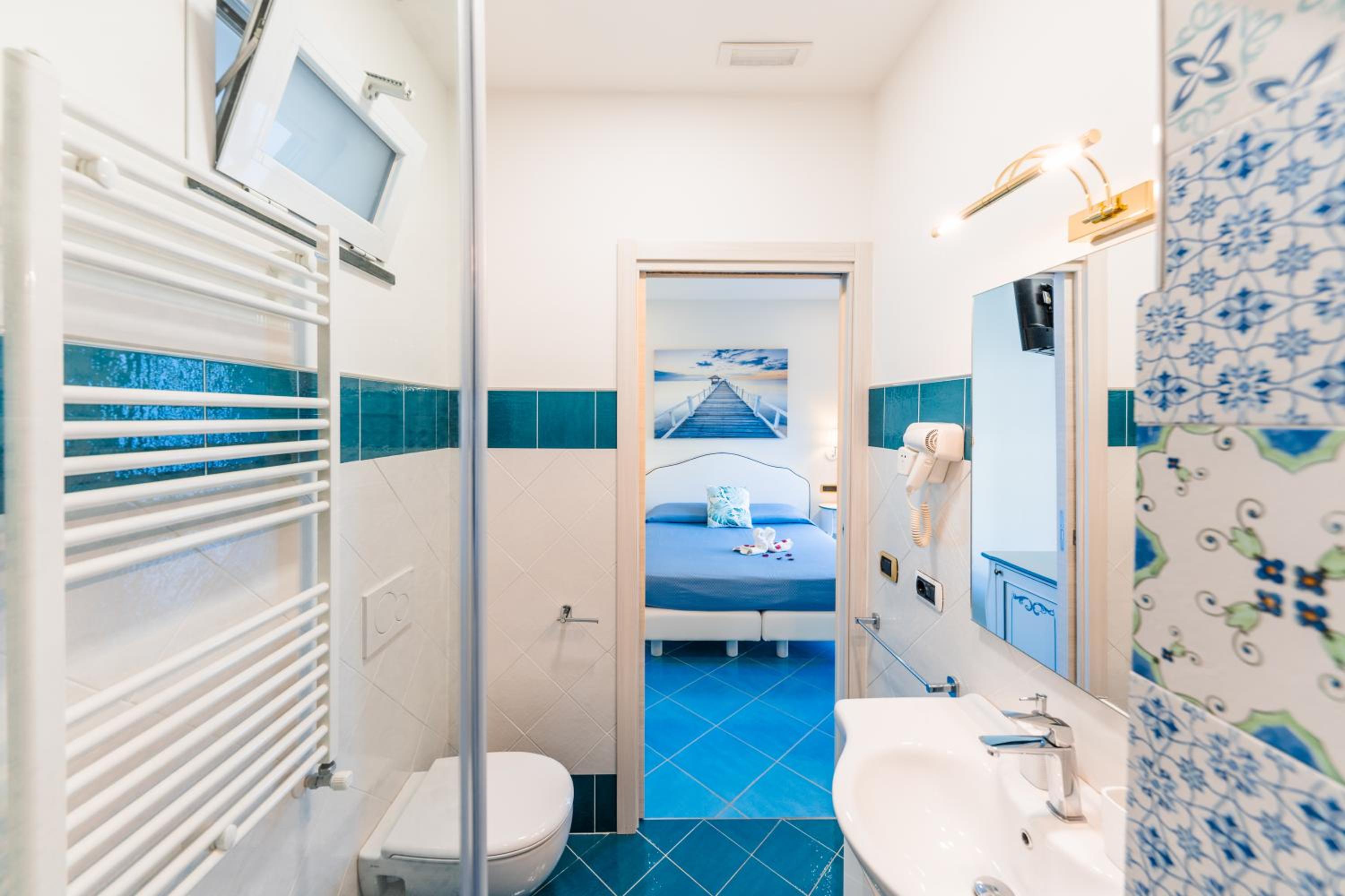 Deluxe Quadruple Room - Photo 9
