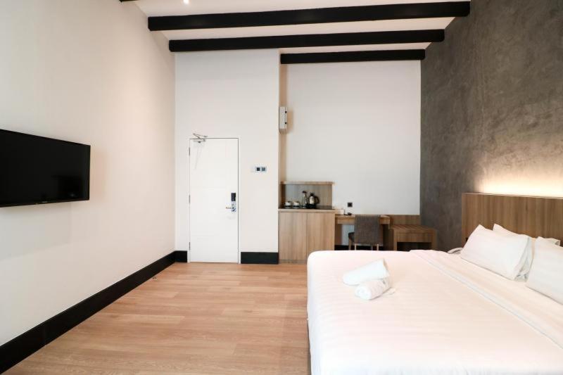 Deluxe Room - Photo 3