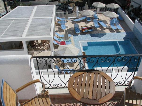 Double or Twin Room with Pool View - Photo 5