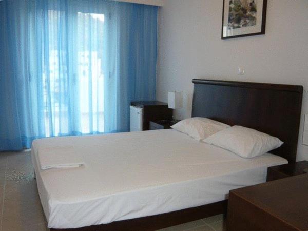 Double or Twin Room with Pool View - Photo 8