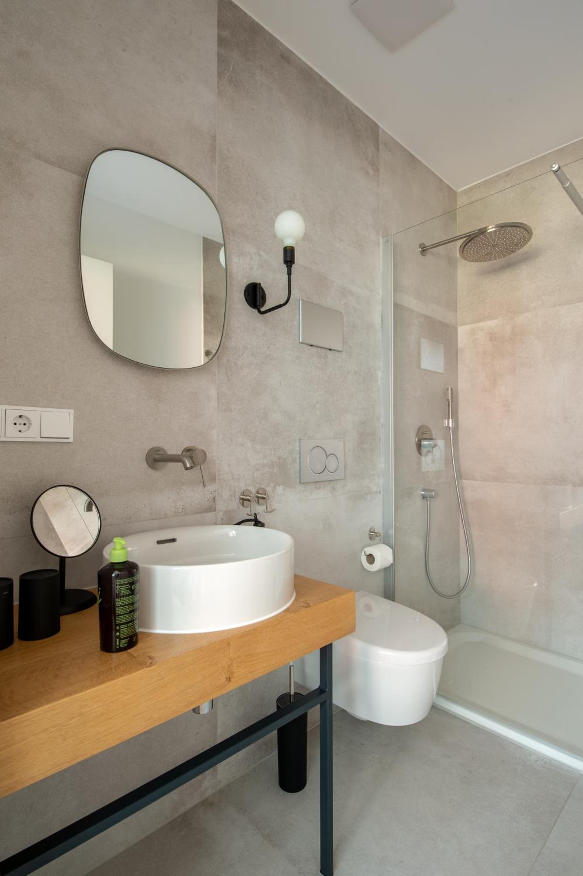 Suite M photo 3