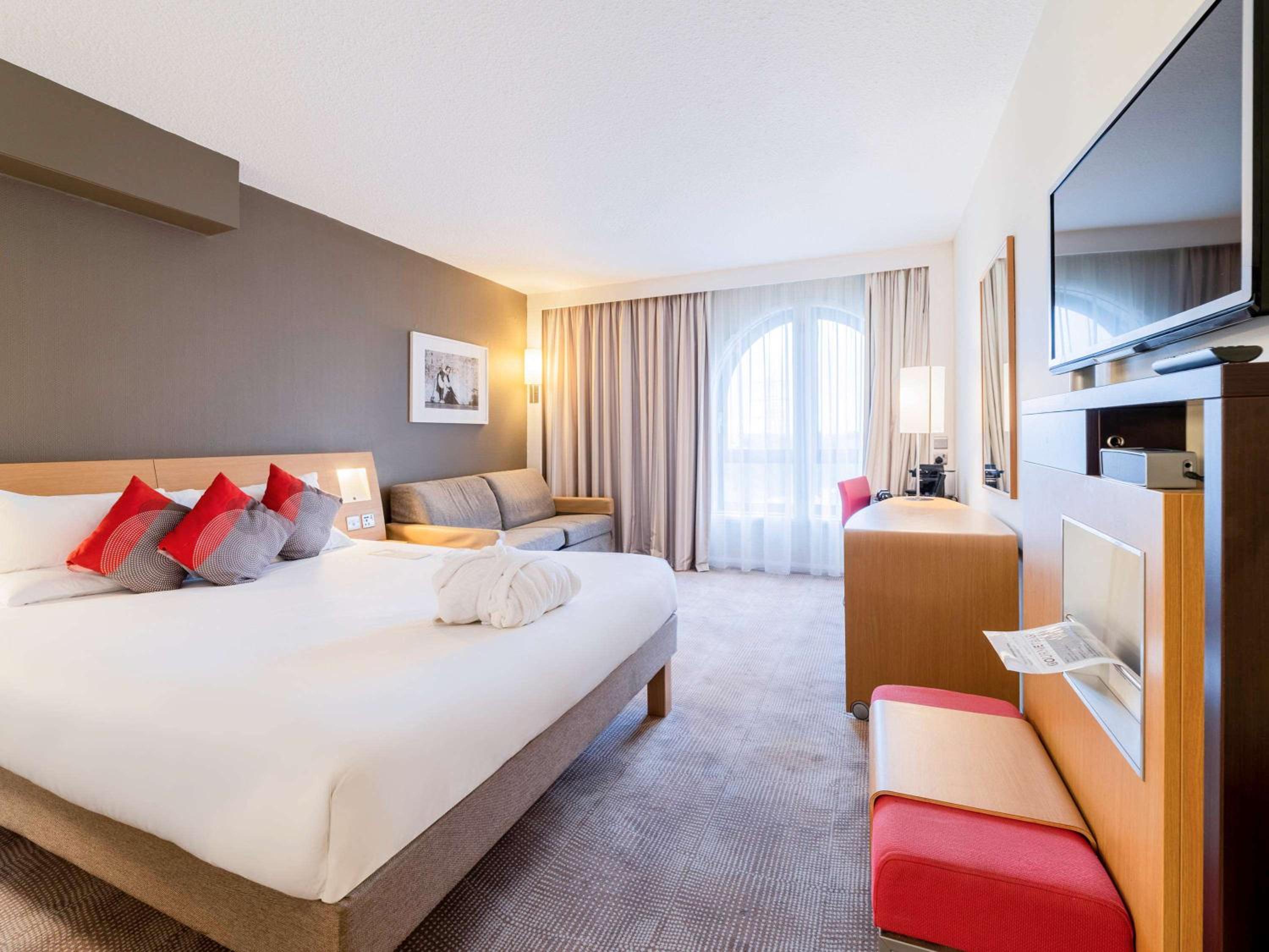 Executive Queen Room With Sofa Bed - Photo 1