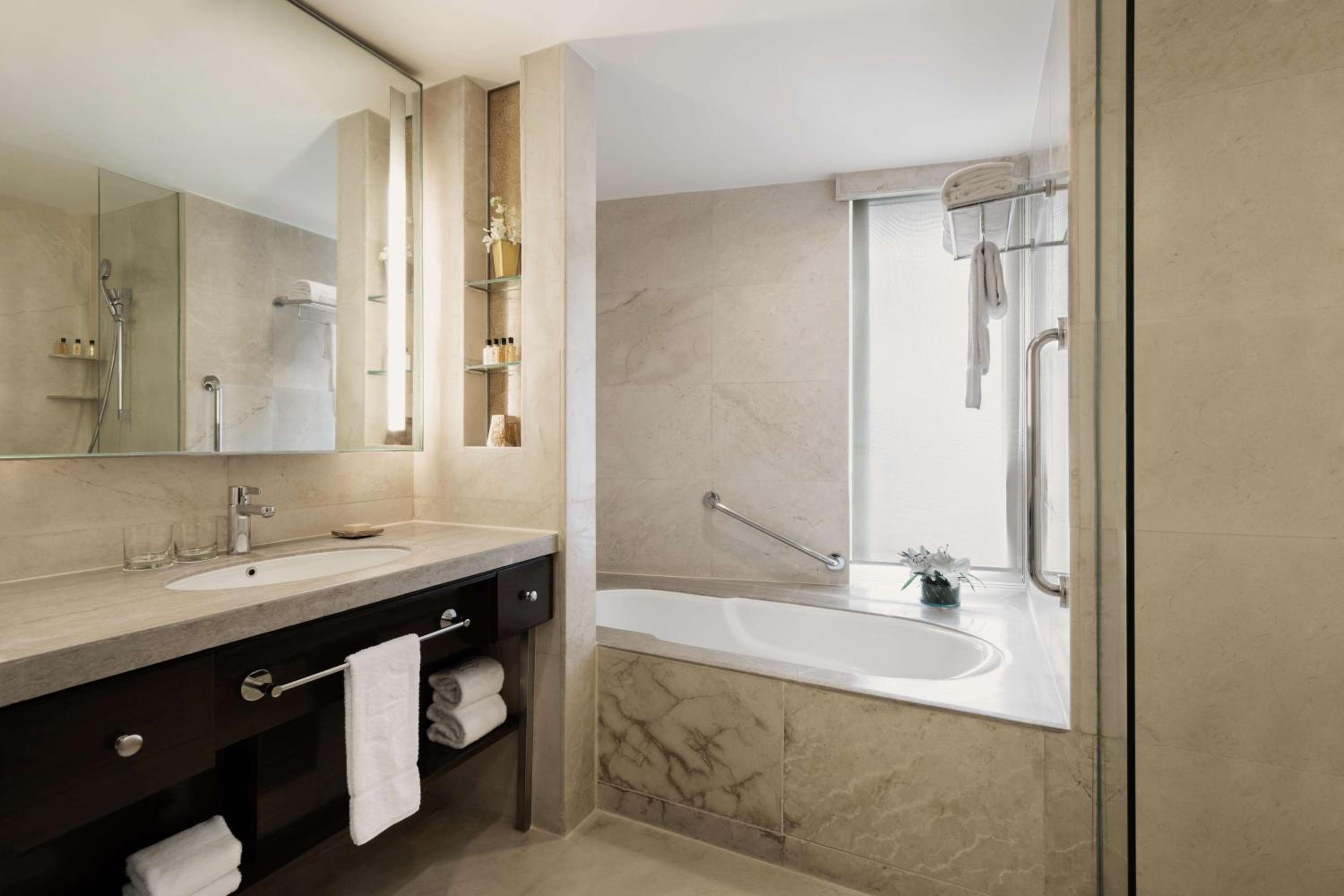 Tower Wing Executive Room - Photo 3