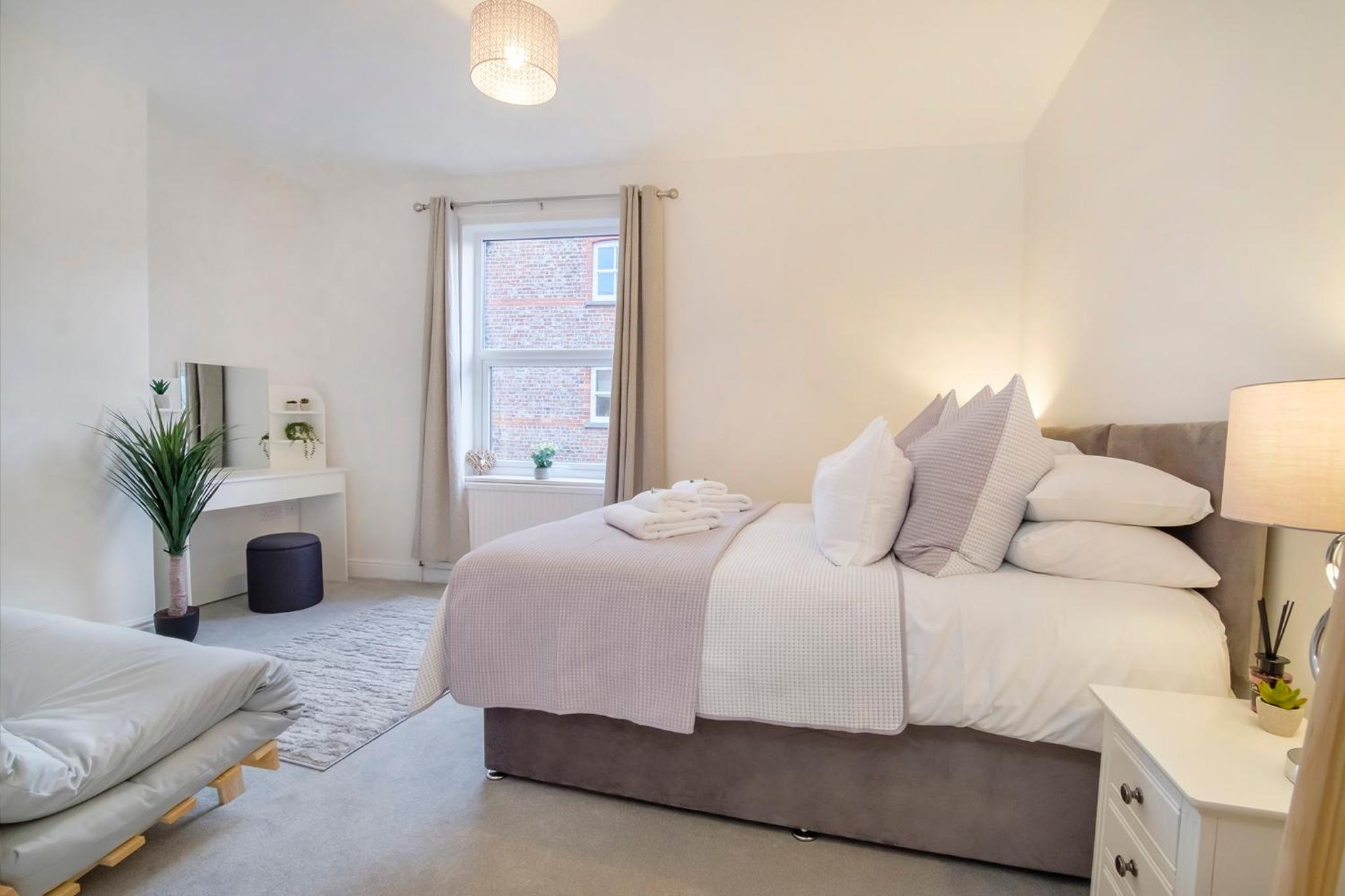 Three-Bedroom House - Photo 3