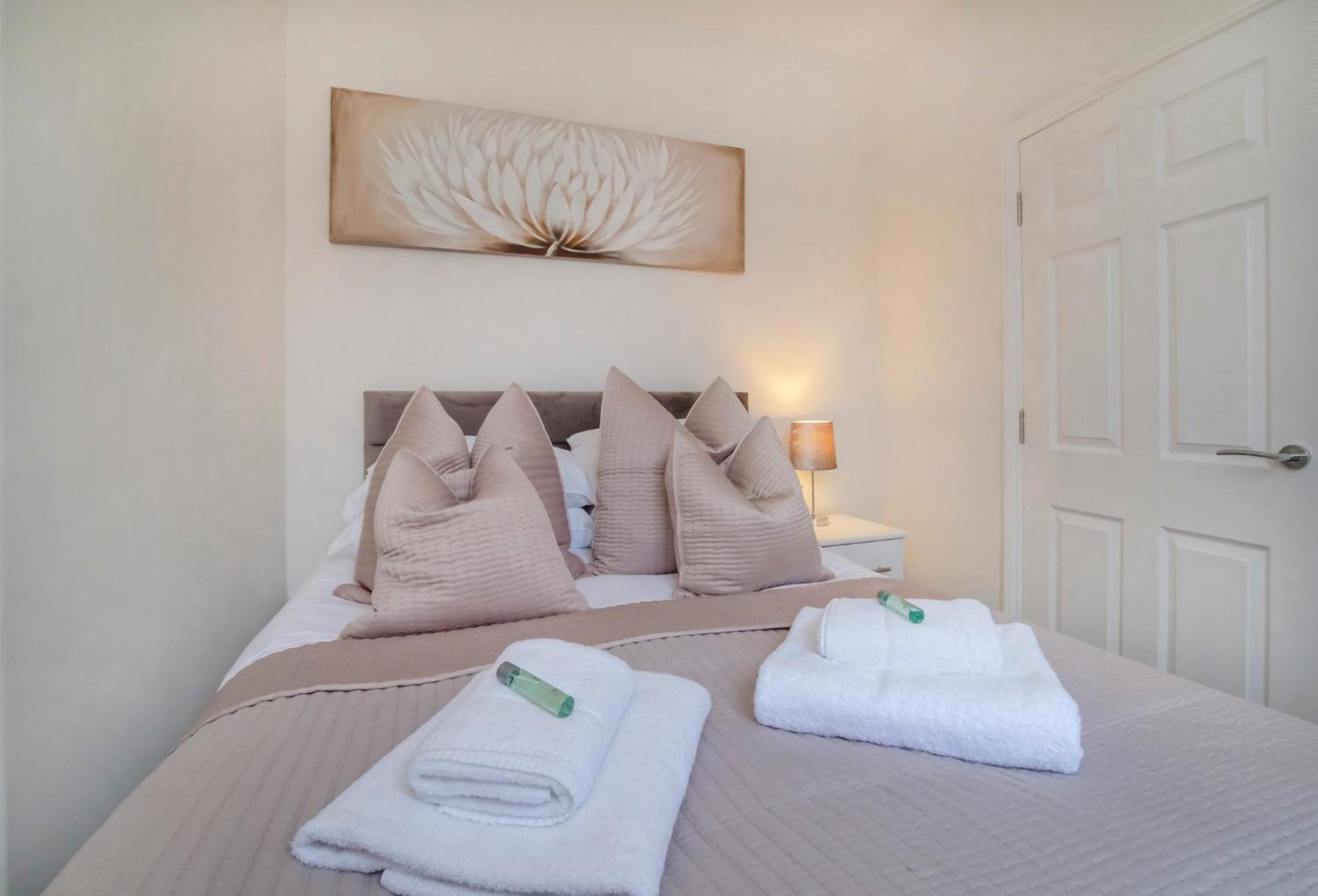 Three-Bedroom House - Photo 9