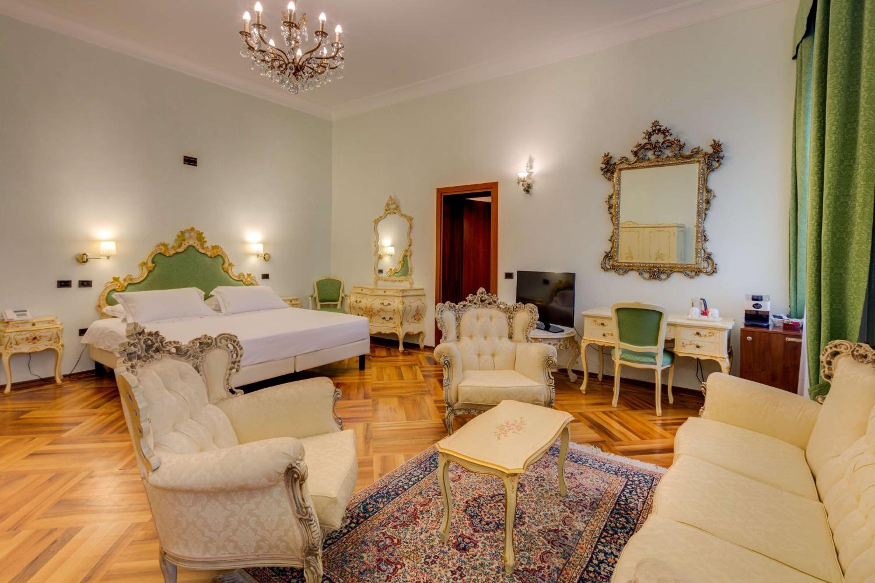 Junior Queen Suite photo 2